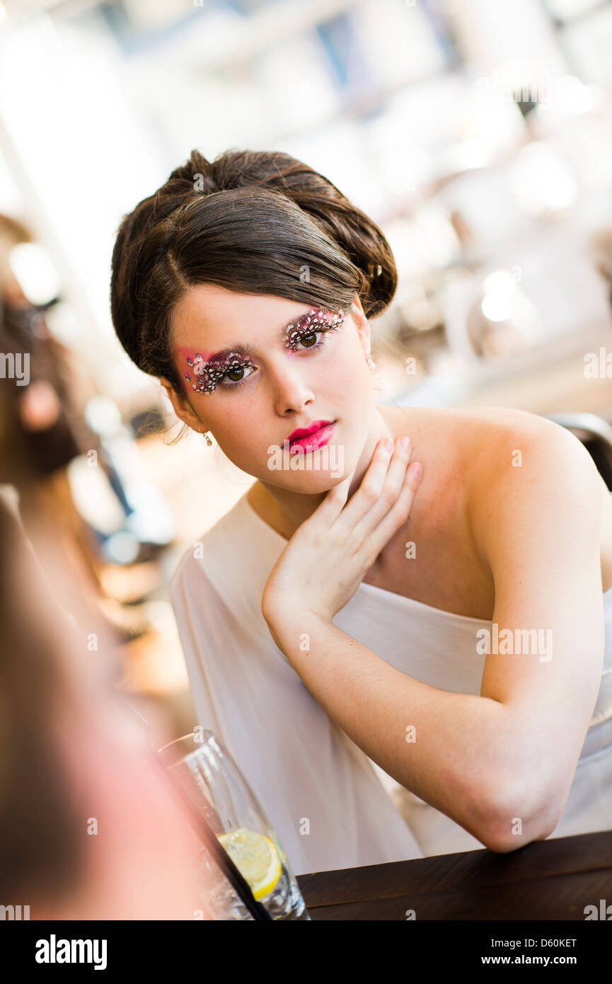 Una giovane e bella donna ragazza adolescente con anni sessanta lo stile dei capelli, vestiti e trucco, big ciglia, REGNO UNITO Foto Stock