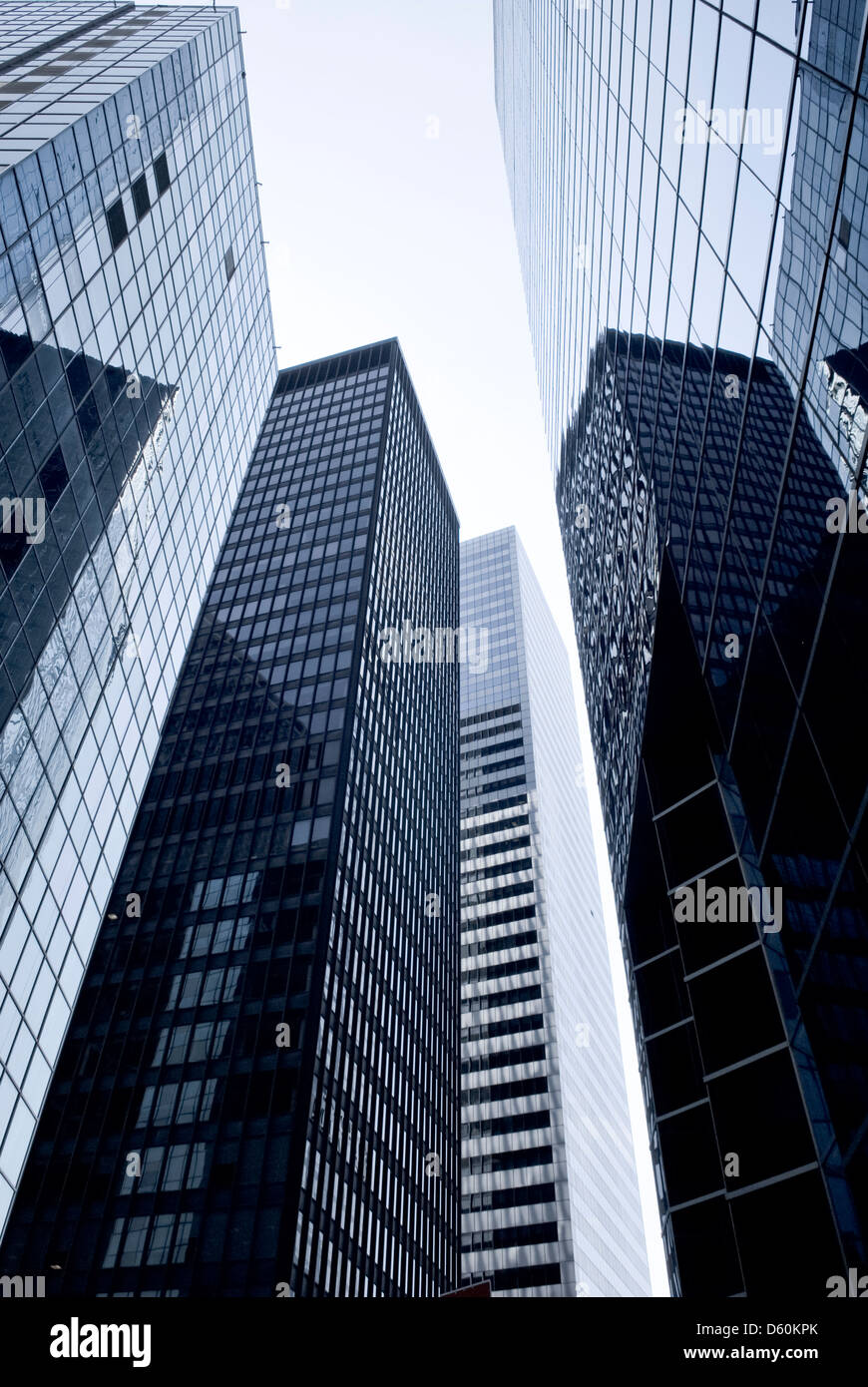 Manhattan Financial District di New York City, bassa angolazione di edifici alti con l'ampio centro finanziario, PublicGround Foto Stock