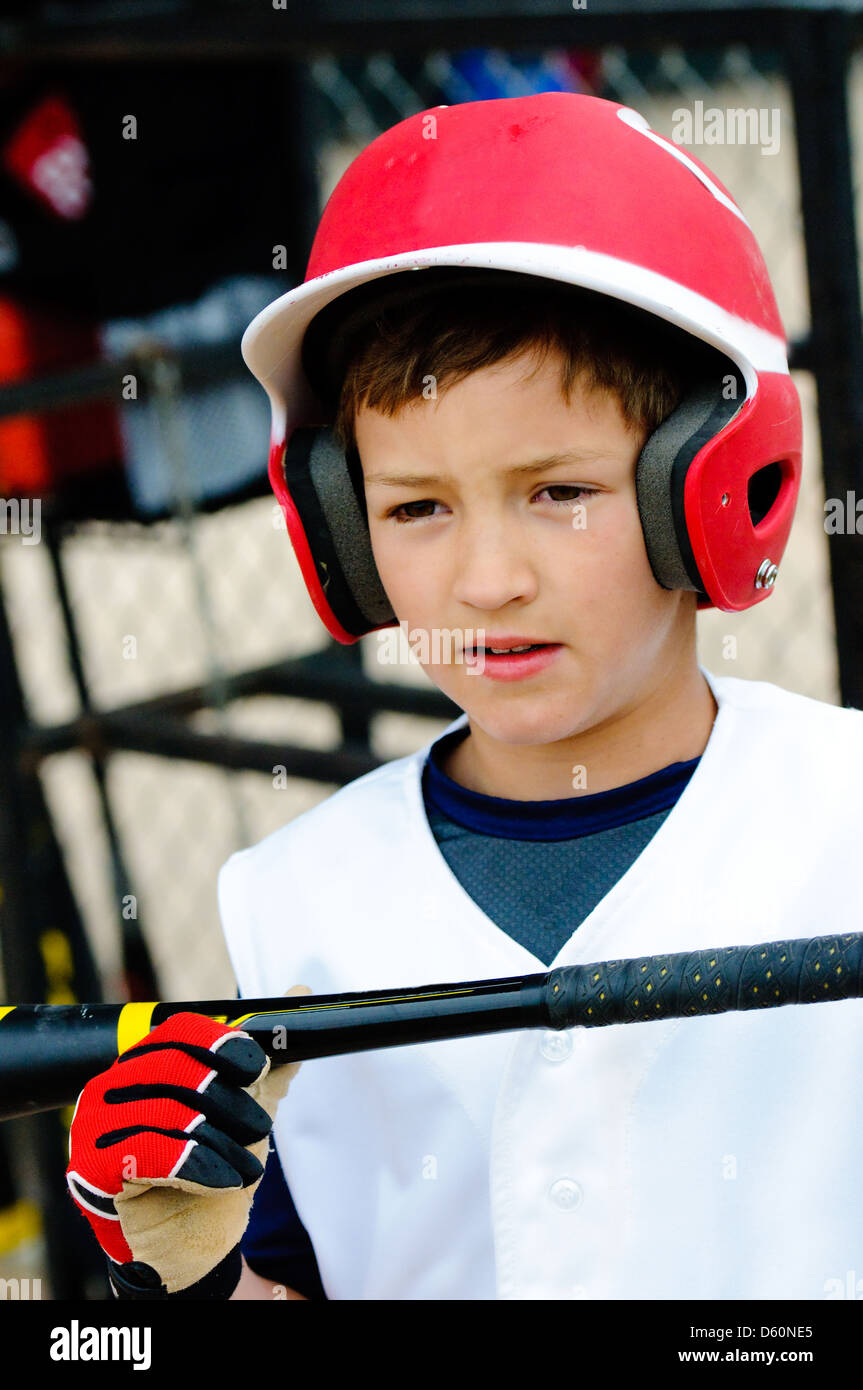Da vicino il colpo di little League Baseball boy circa a bat. Foto Stock