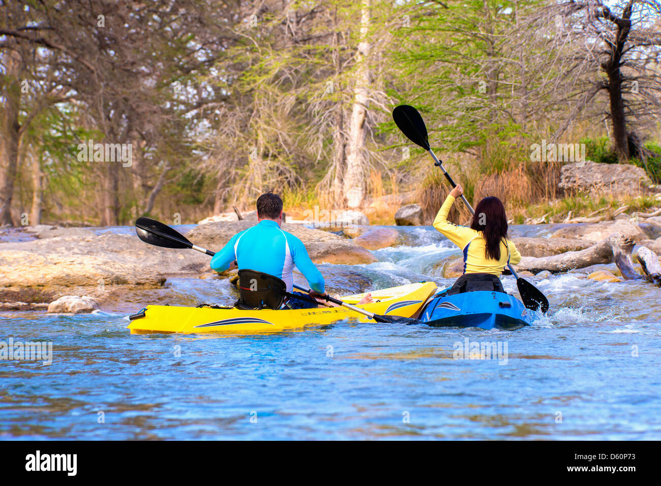 Uomo e donna giovane kayak sul fiume Frio, Texas, Stati Uniti d'America Foto Stock