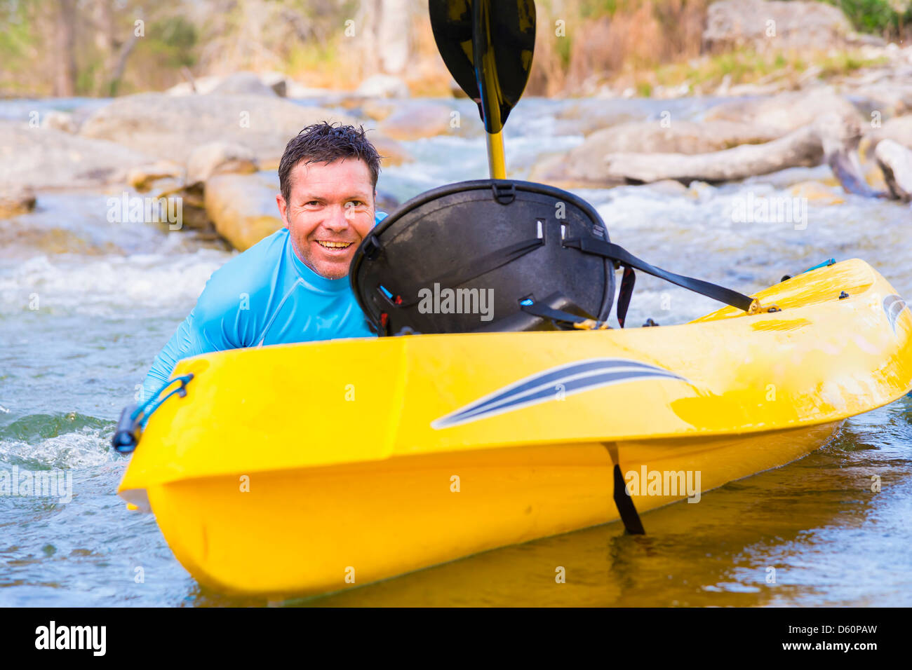 Il kayak sul fiume Frio, Texas, Stati Uniti d'America - Middleaged uomo caucasico di 46 a cavallo di un kayak per la ricreazione Foto Stock
