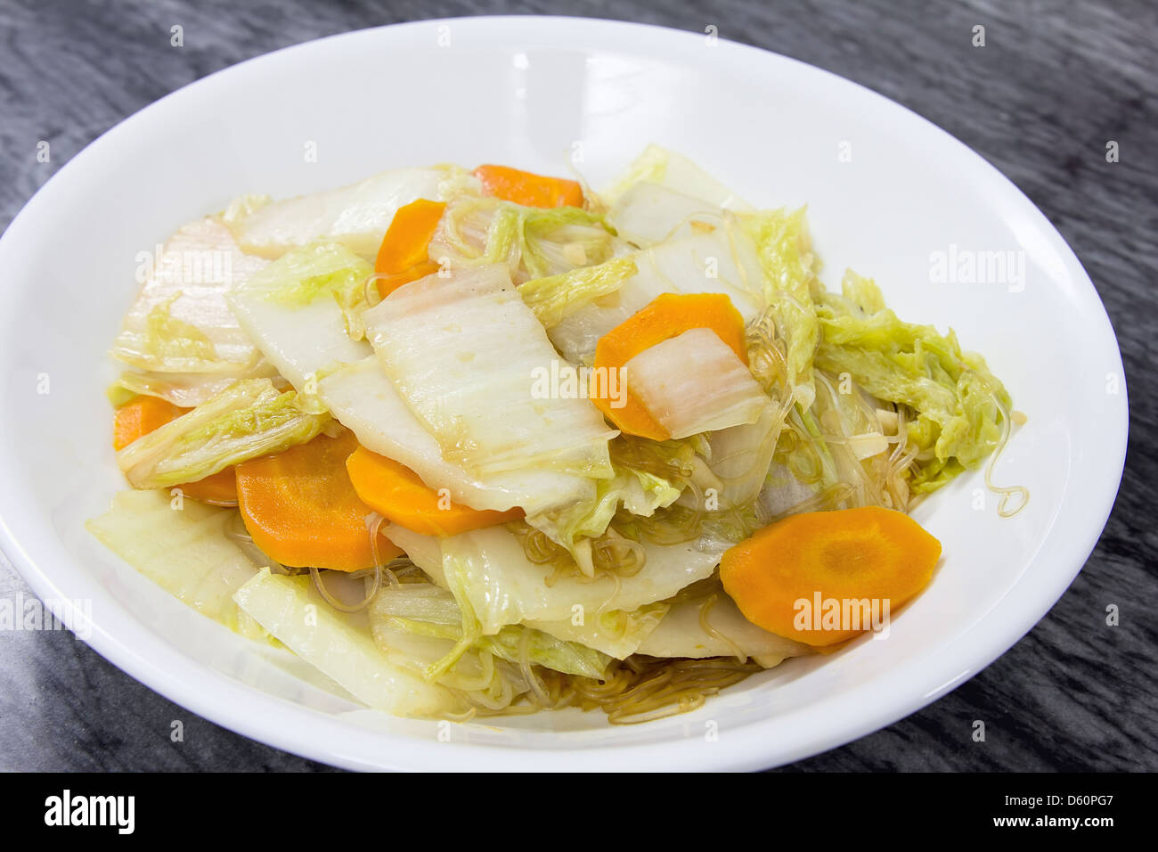 Rosolare il cavolo cinese con aglio tagliato a fettine le carote e chiaro Bean spaghetti di filo piatto Foto Stock