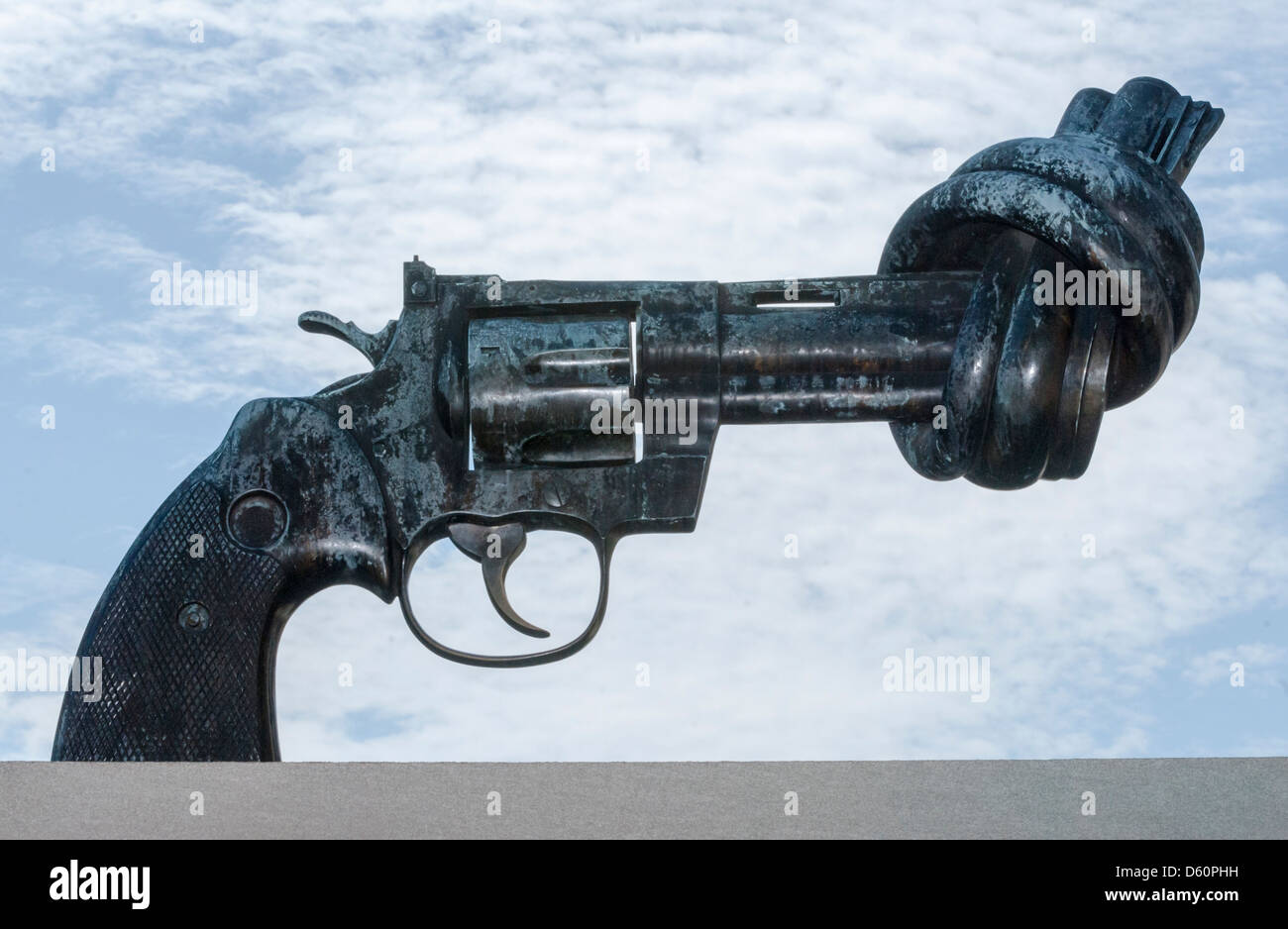 La scultura NON VIOLENZA, pistola annodato da Carl Fredrik Reuterswaerd, il Palazzo delle Nazioni Unite, la sede delle Nazioni Unite, Manhattan, New York Foto Stock