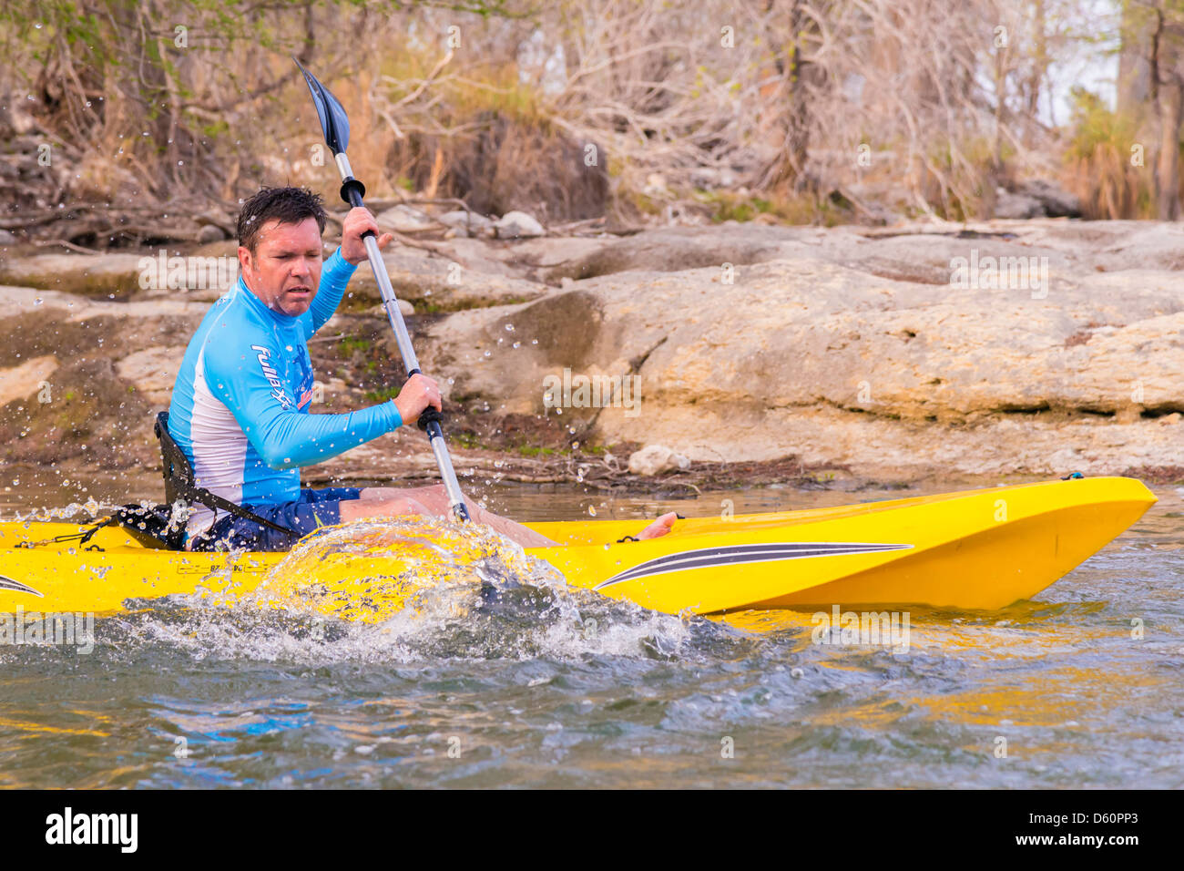 Uomo di mezza età a cavallo di un kayak per la ricreazione sul fiume Frio, Texas, Stati Uniti d'America Foto Stock
