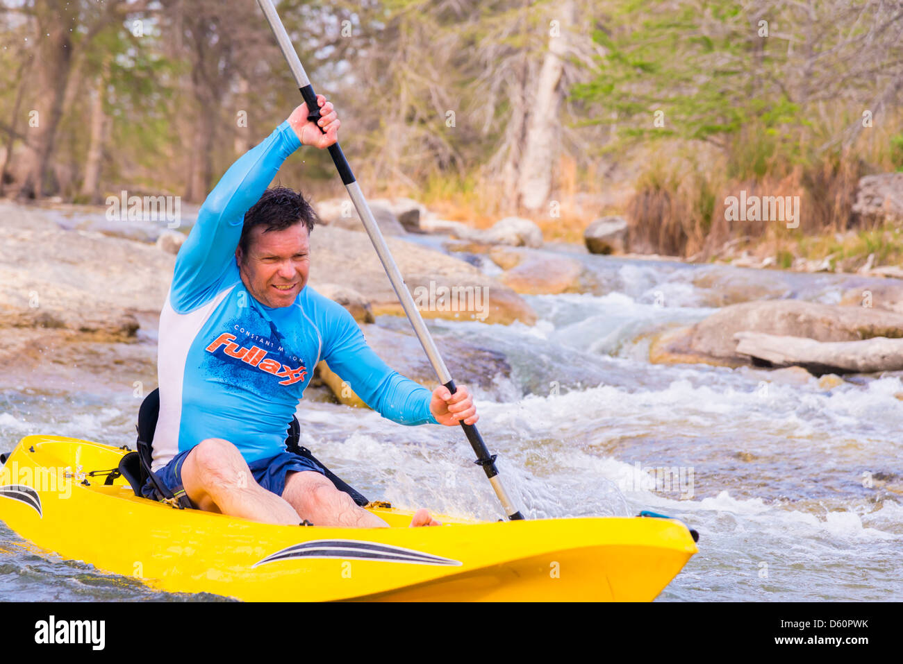 Il kayak sul fiume Frio, Texas, Stati Uniti d'America - Middleaged uomo caucasico di 46 a cavallo di un kayak per la ricreazione Foto Stock