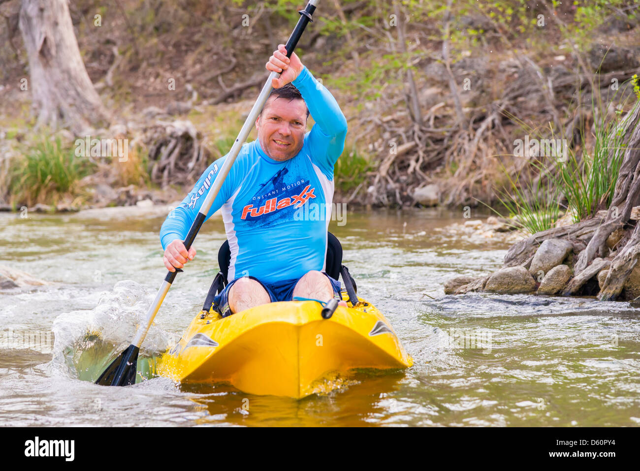 Il kayak sul fiume Frio, Texas, Stati Uniti d'America - di mezza età uomo caucasico di 46 a cavallo di un kayak per la ricreazione Foto Stock