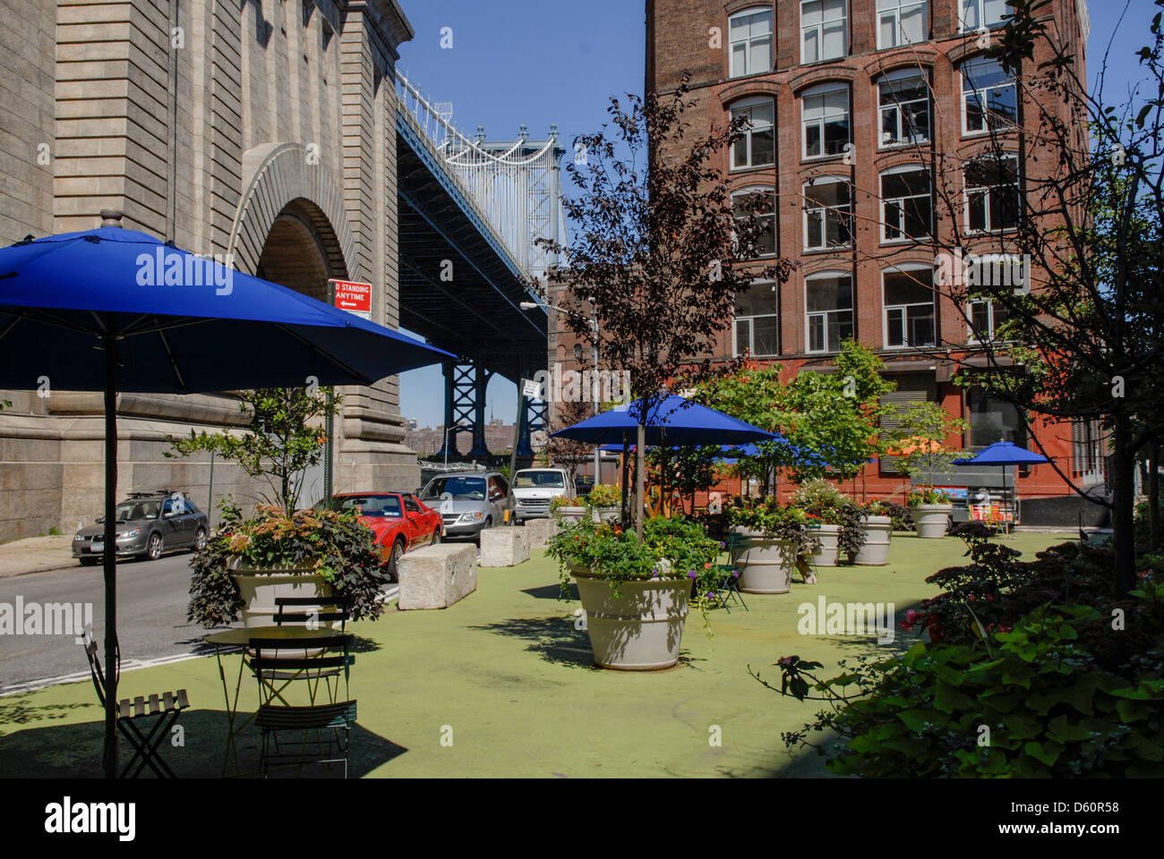 Piccolo parco con area salotto accanto al ponte di Manhattan e Brooklyn, New York, Stati Uniti d'America Foto Stock