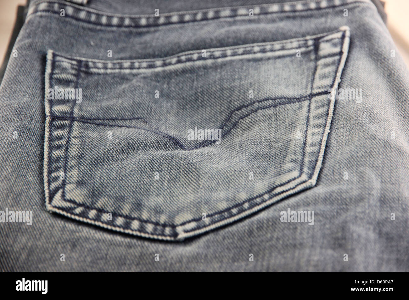 Una foto jeans è reso visibile la texture,un nero jeans di texture per vedere la tasca posteriore. Foto Stock