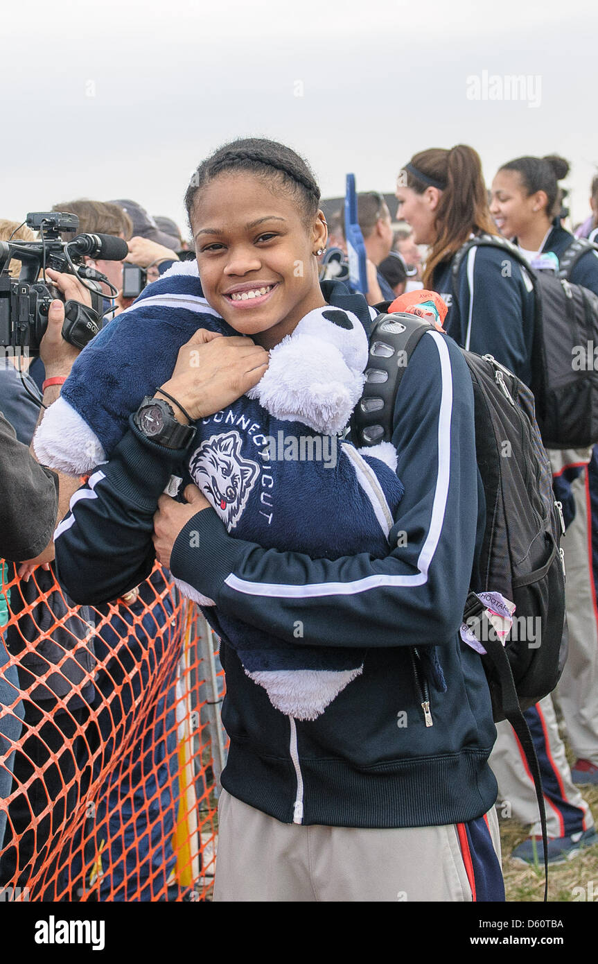 Aprile 10, 2013 - Windsor Locks, CT, Stati Uniti d'America - Mercoledì 10 Aprile 2013: Connecticut Huskies guard Moriah Jefferson (4) festeggia con i fan dopo il ritorno a casa vittorioso dopo aver battuto il Louisville e vincendo il 2013 NCAA Womens campionato di pallacanestro, il loro ottavo campionato nazionale, all'Aeroporto Internazionale di Bradley in Windsor Locks, CT. Bill Shettle / Cal Sport Media. Foto Stock