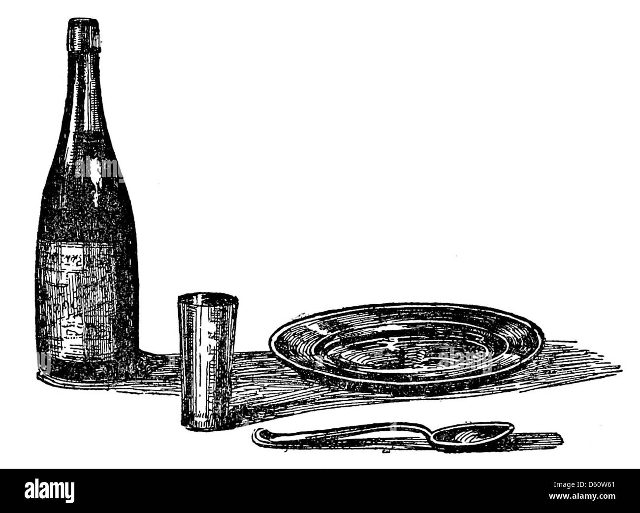 Una fotografia d'annata della credenza di uno scapolo, con particolare attenzione alle bottiglie di vino, che evoca l'estetica della vita domestica di fine Ottocento o inizio Novecento. L'immagine illustra un'impostazione appropriata per il periodo per la famiglia di un singolo uomo. Foto Stock