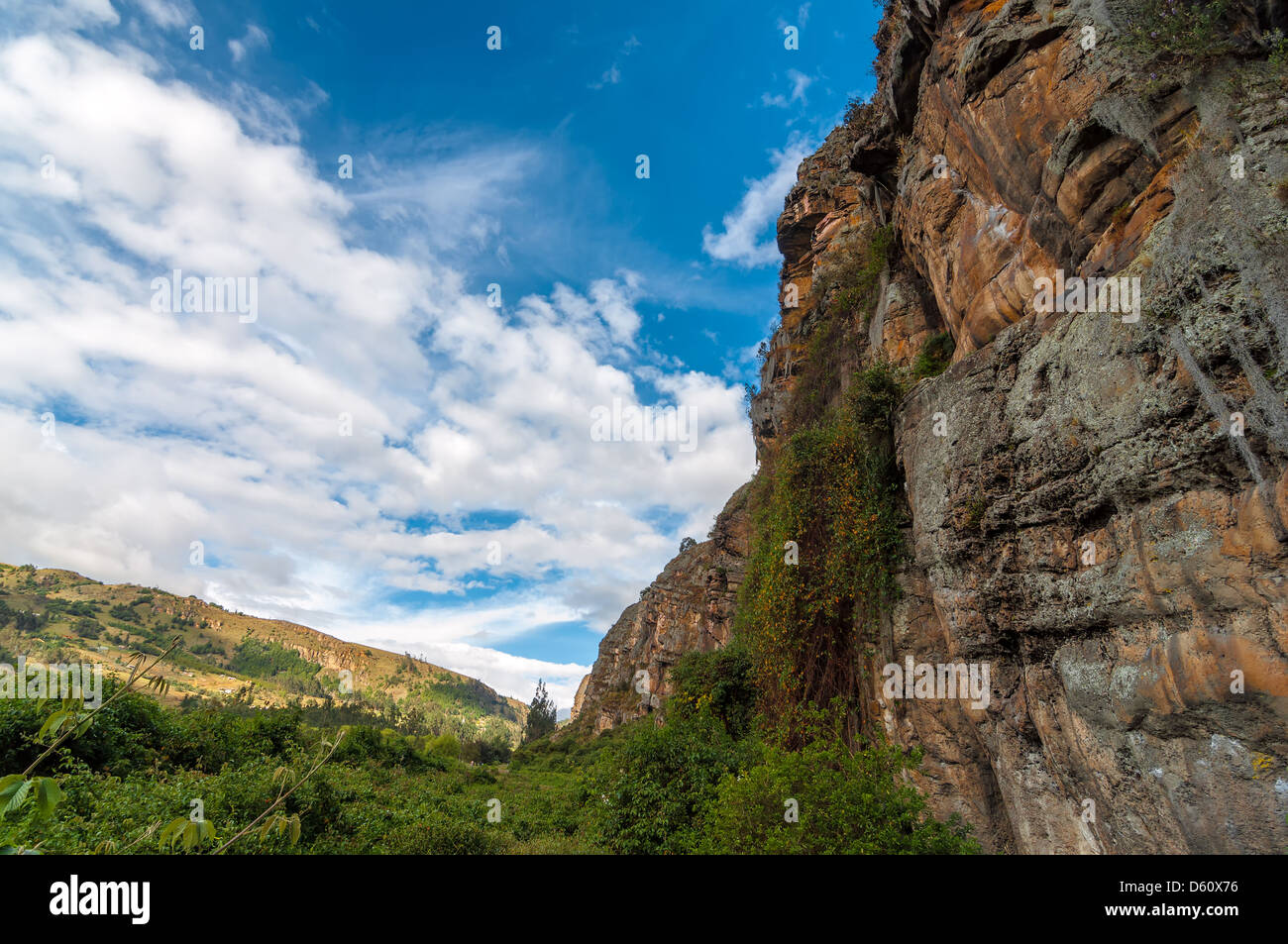 Guardando le arrampicate su roccia scogliera Suesca, Colombia Foto Stock