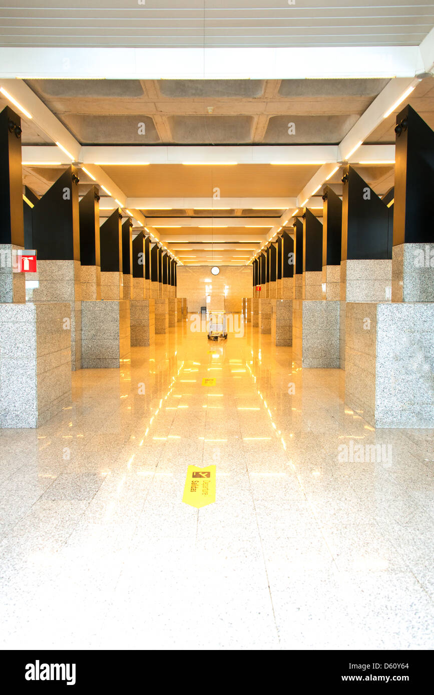 Corridoio in prospettiva all'aeroporto Foto Stock