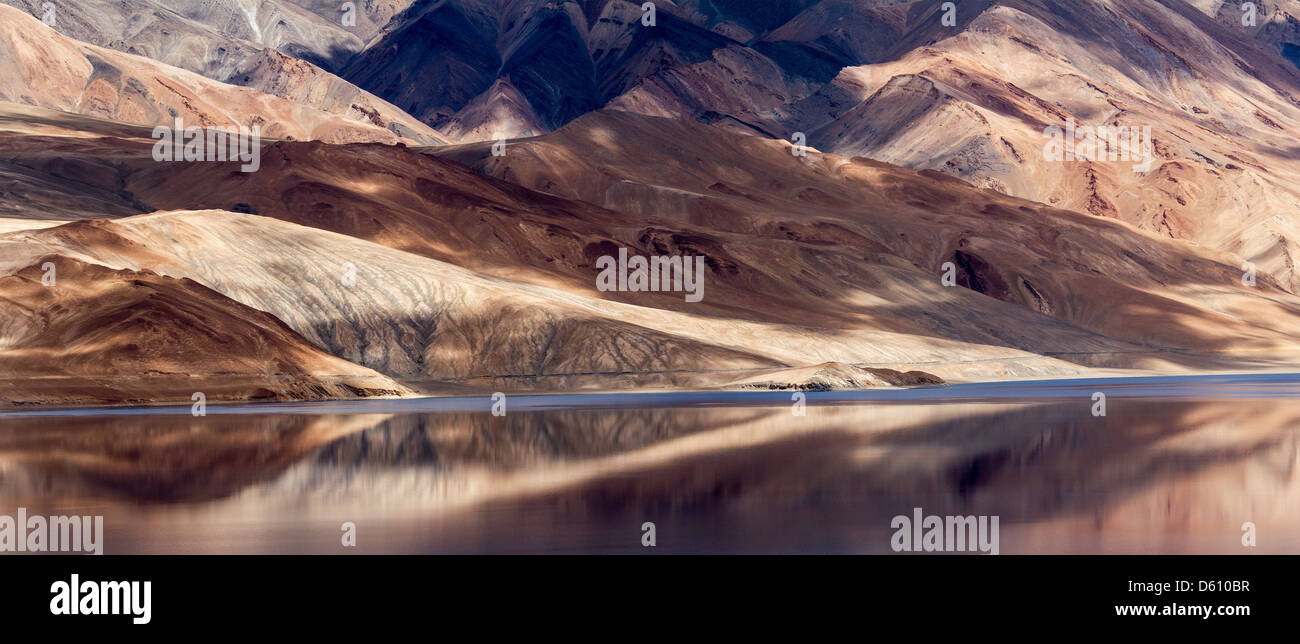 Tsomoriri lago di montagna con fantastiche montagne sullo sfondo e riflessi nel lago (India del nord) Foto Stock