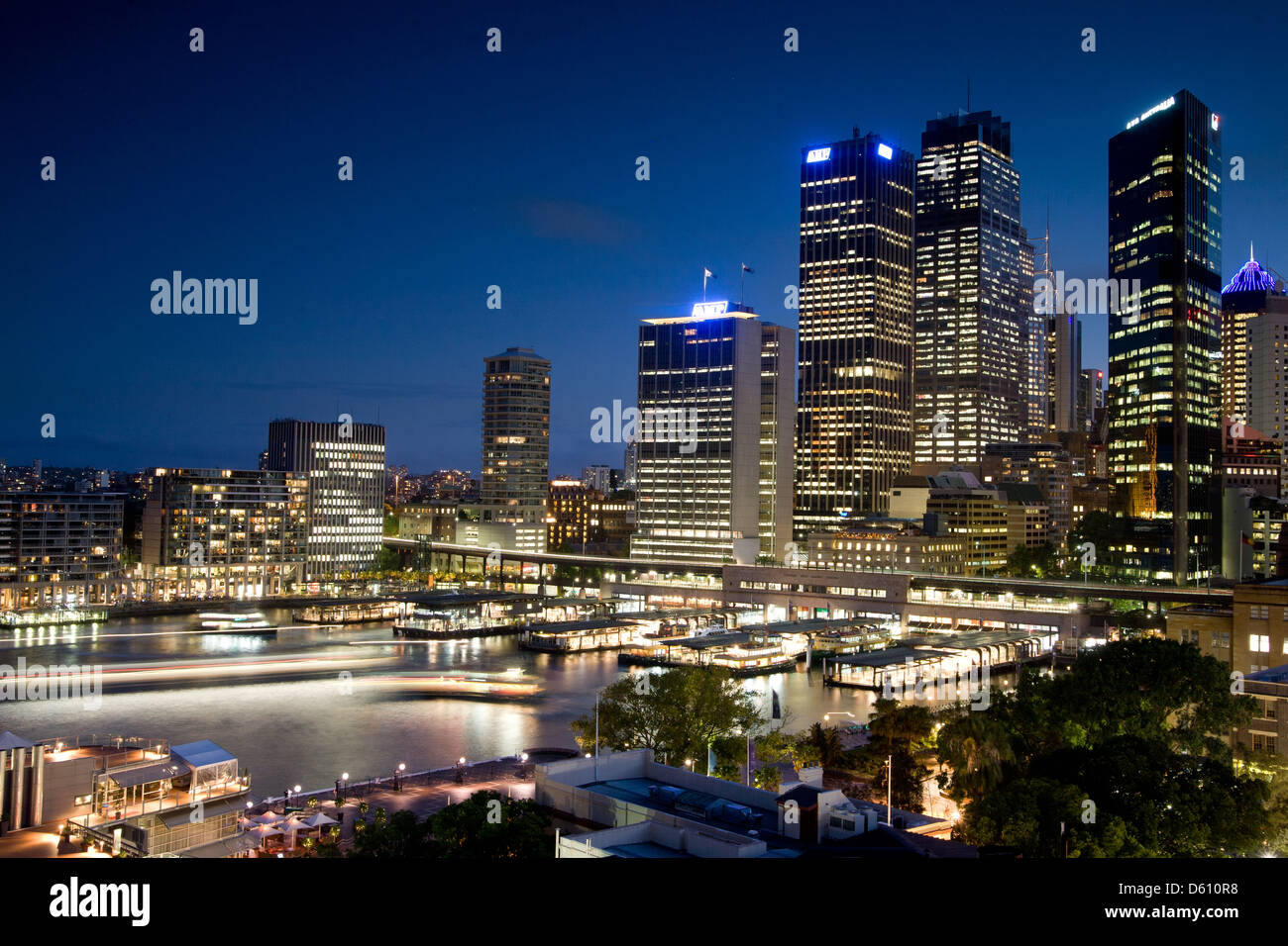 Ora di punta in barca e il traffico automobilistico intorno al Circular Quay a Sydney in Australia Foto Stock