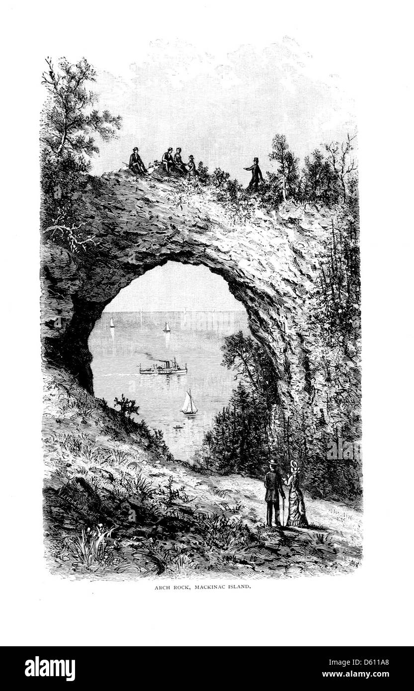 Questa fotografia raffigura un tour panoramico dell'isola di Mackinac, mettendo in evidenza Arch Rock, un arco calcareo naturale, e una popolare destinazione turistica nel 1890, accessibile tramite la linea dei traghetti D. & C. Foto Stock