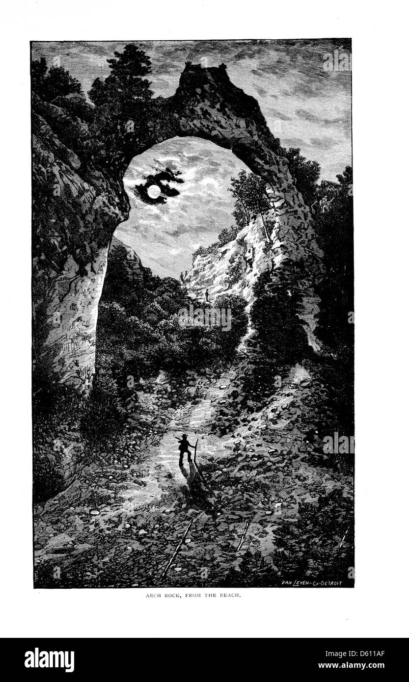Una fotografia del 1890 che pubblicizza un tour panoramico del lago a Mackinac Island attraverso la D. & C. (Detroit and Cleveland Navigation Company). L'immagine presenta la famosa Arch Rock dell'Isola di Mackinac, con una spettacolare vista notturna illuminata dalla luna, che mette in evidenza la bellezza naturale della zona e la popolarità delle crociere sul lago durante la fine del XIX secolo. Foto Stock