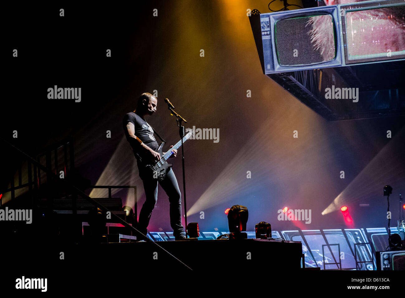 Toronto, Ontario, Canada. Il 10 aprile 2013. Il bassista CHRISTOPHER WOLSTENHOLME inglese di rock band Muse sul palco di Air Canada Centre di Toronto (immagine di credito: credito: Igor Vidyashev/ZUMAPRESS.com/Alamy Live News) Foto Stock