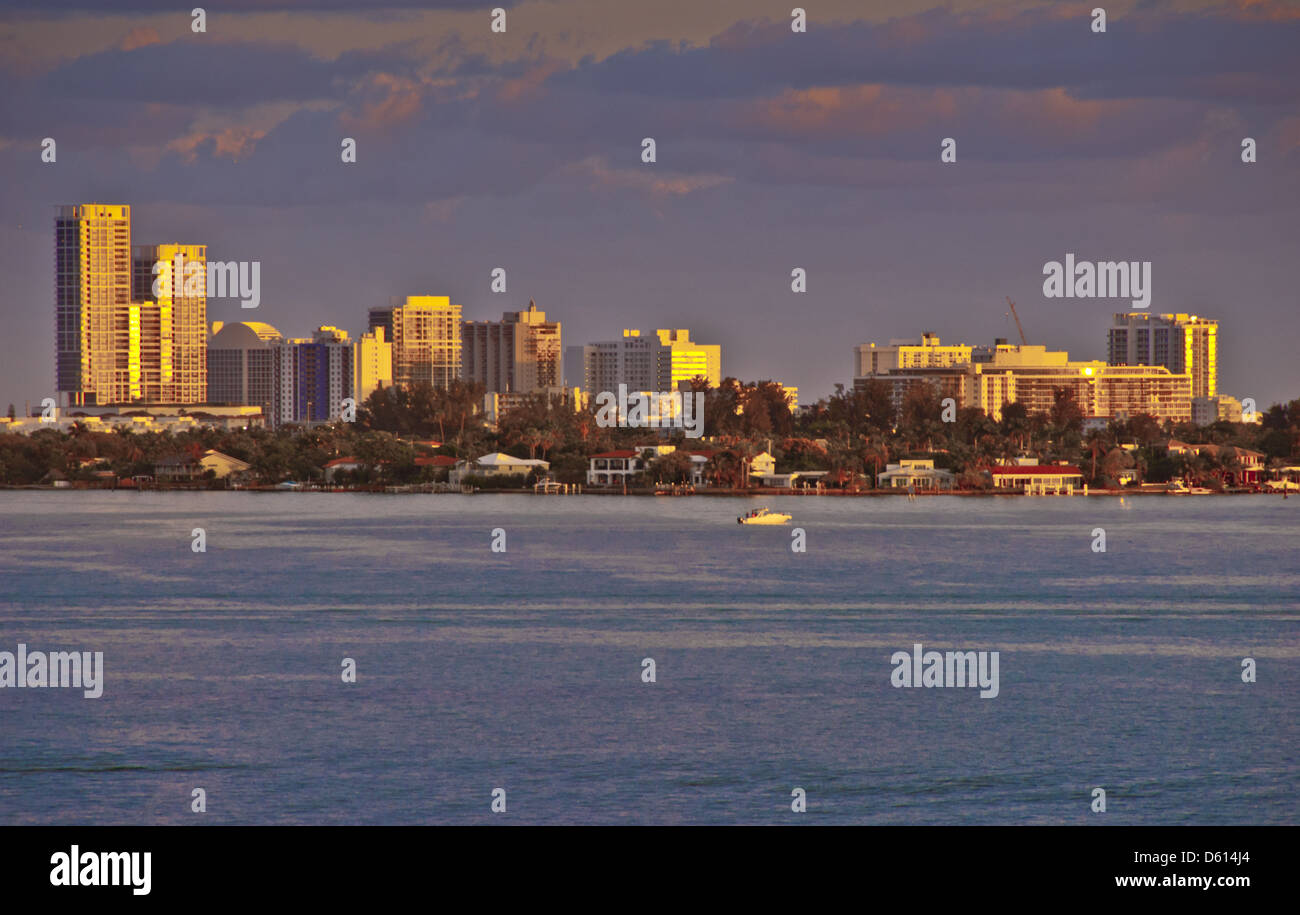 Biscayne Bay e lo skyline di Miami Beach, Florida, Stati Uniti d'America Foto Stock