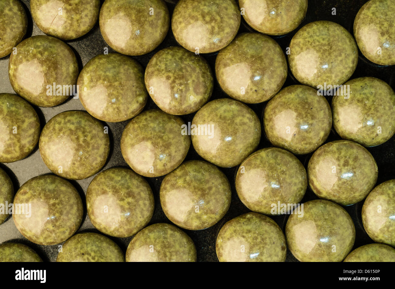 Gruppo di colorati di cioccolatini in una tabella Foto Stock