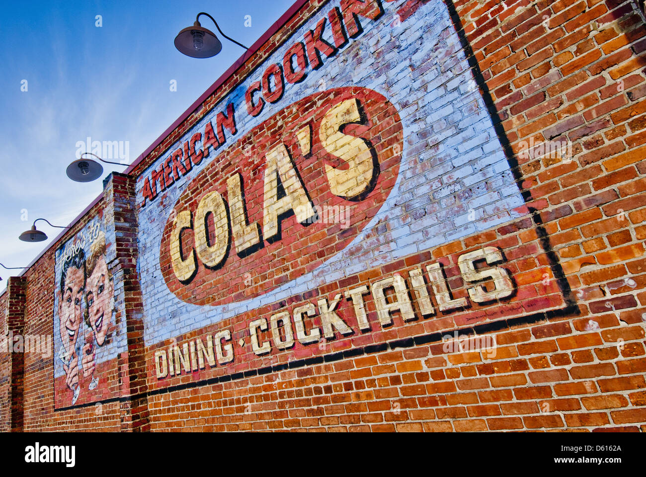 Dipinto murale su esterno in mattoni della Royal Crown Cola Bottling Company edificio, Columbia, nella Carolina del Sud, STATI UNITI D'AMERICA Foto Stock