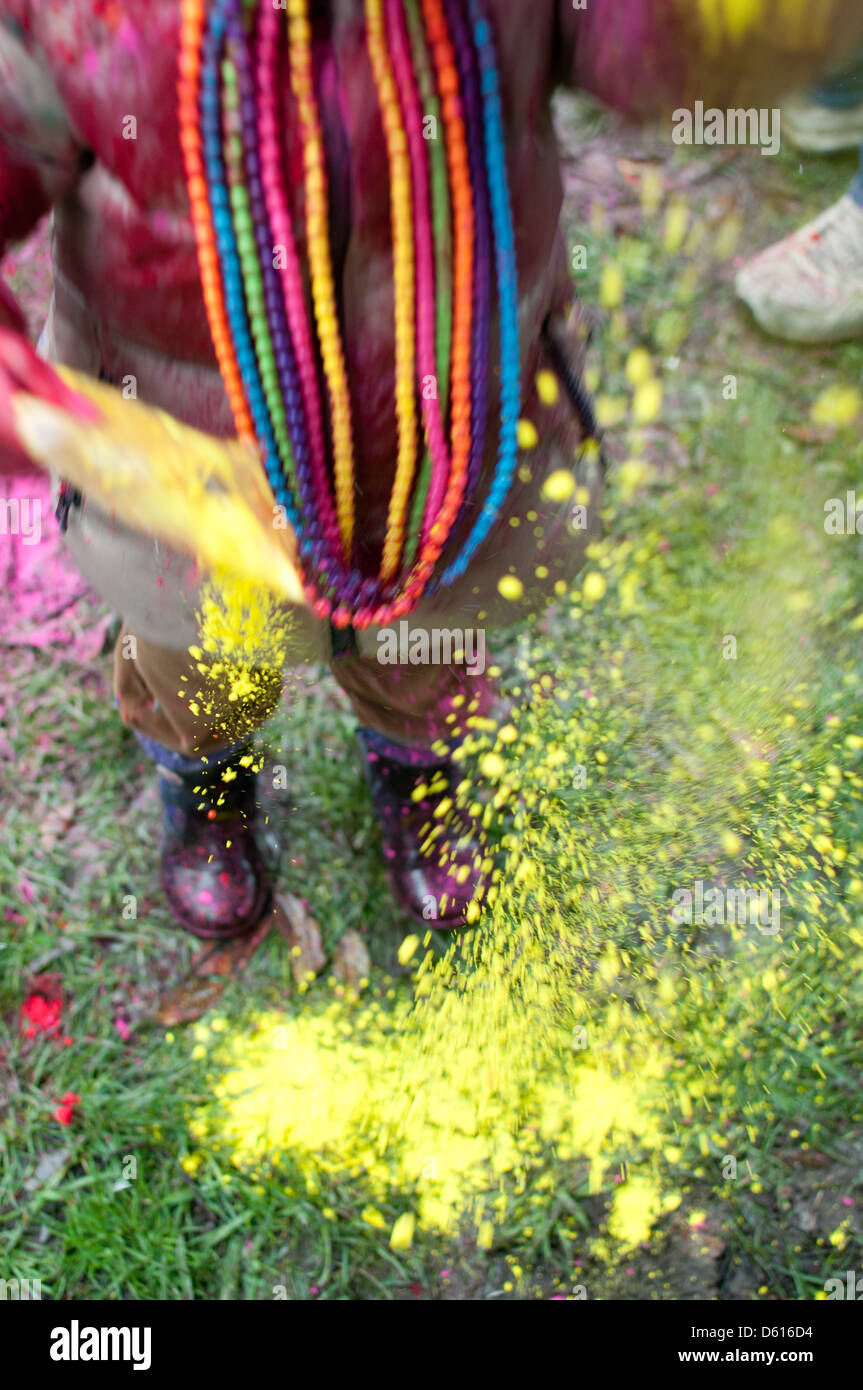 Polvere essendo dispersa a Holi festival Twickenham Middlesex Foto Stock