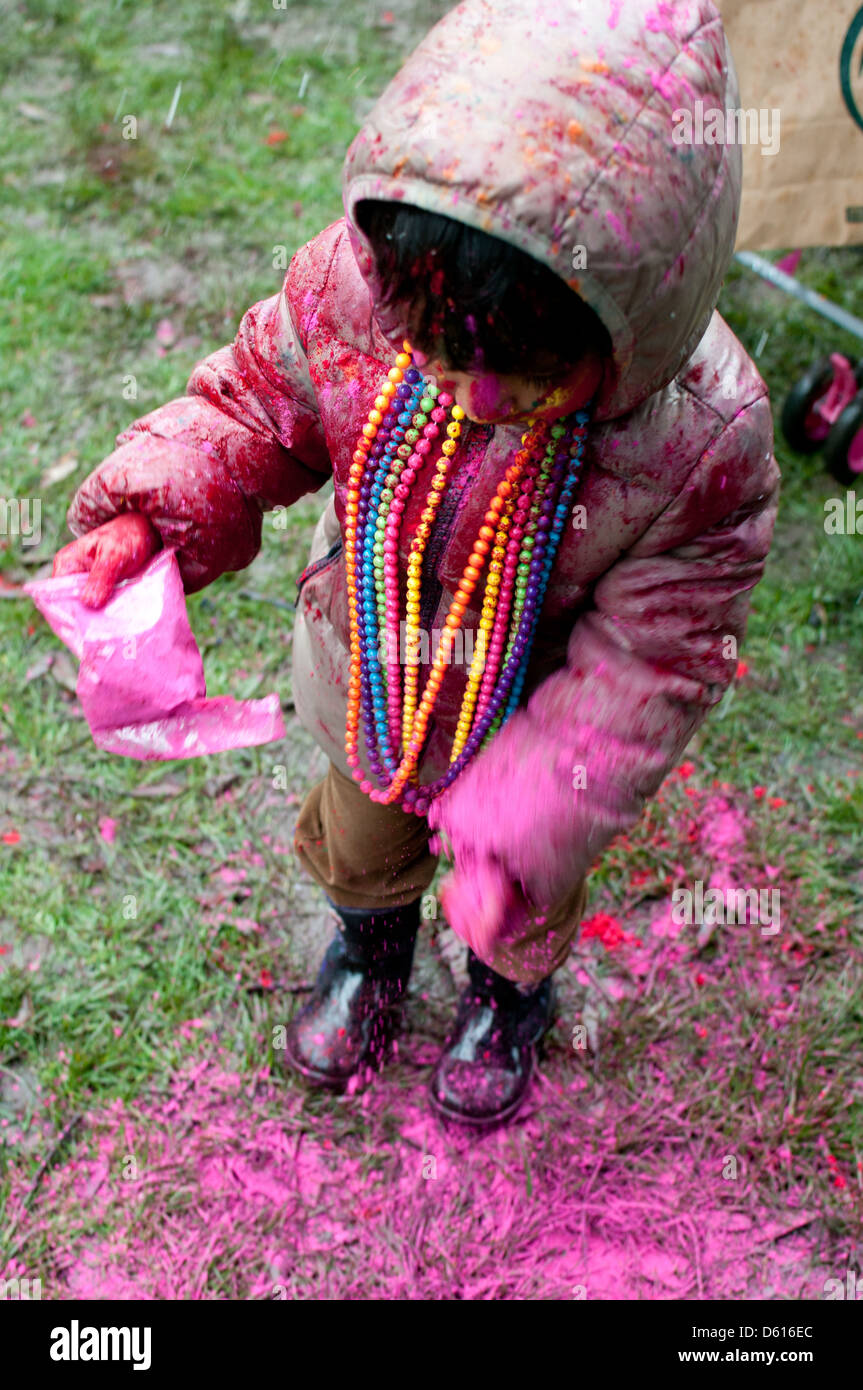 Bambino con polvere colorata a Holi festival twickenham MIDDLESEX REGNO UNITO Foto Stock