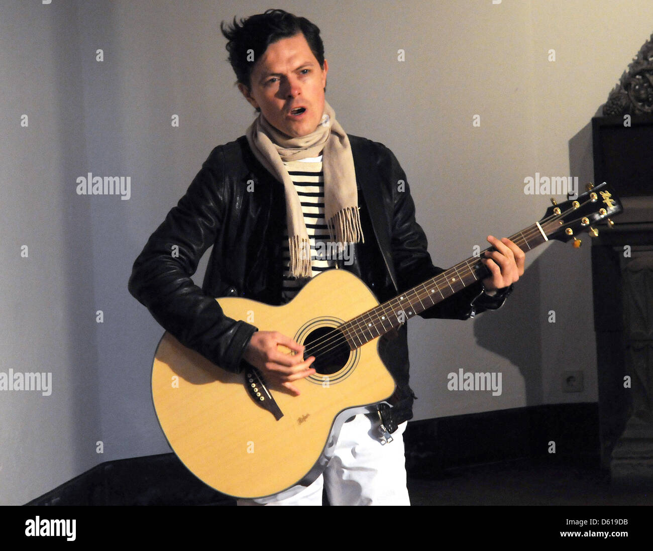 Musicista Paddy Kelly suona la chitarra durante una conferenza stampa nella chiesa di San Pietro a Duesseldorf in Germania, 04 aprile 2012. Il membro della famiglia Kelly prosegue il suo tour solista " agape " il 31 maggio 2012. Dalla carità tour Paddy Kelly sostiene progetti in Ethopia. Foto: Horst Ossinger Foto Stock