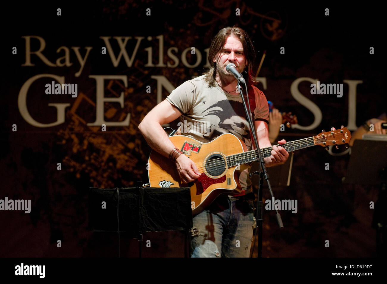 Scottish cantante rock Ray Wilson presenta Genesi hits durante un concerto con la Orchestra Sinfonica di Berlino Quartett sotto il motto "Pop incontra Symphony' all'Kolosseum in Luebeck, Germania. Foto: l'Olaf Malzahn Foto Stock