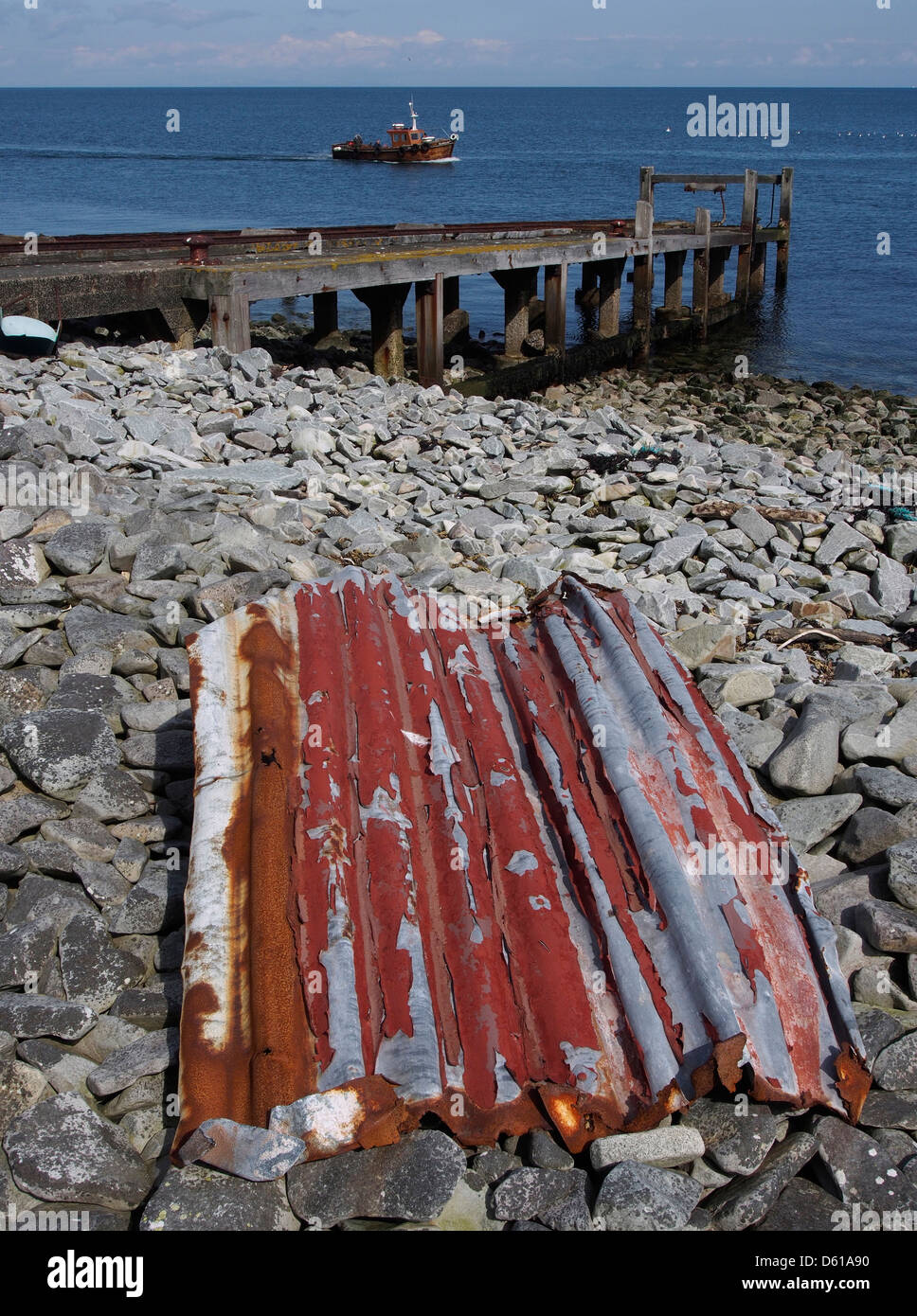 Rusty ferro corrugato e Pier, Ailsa Craig Foto Stock