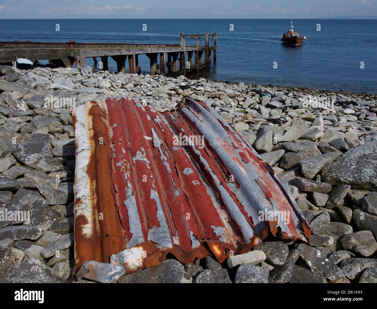 Rusty ferro corrugato e Pier, Ailsa Craig Foto Stock