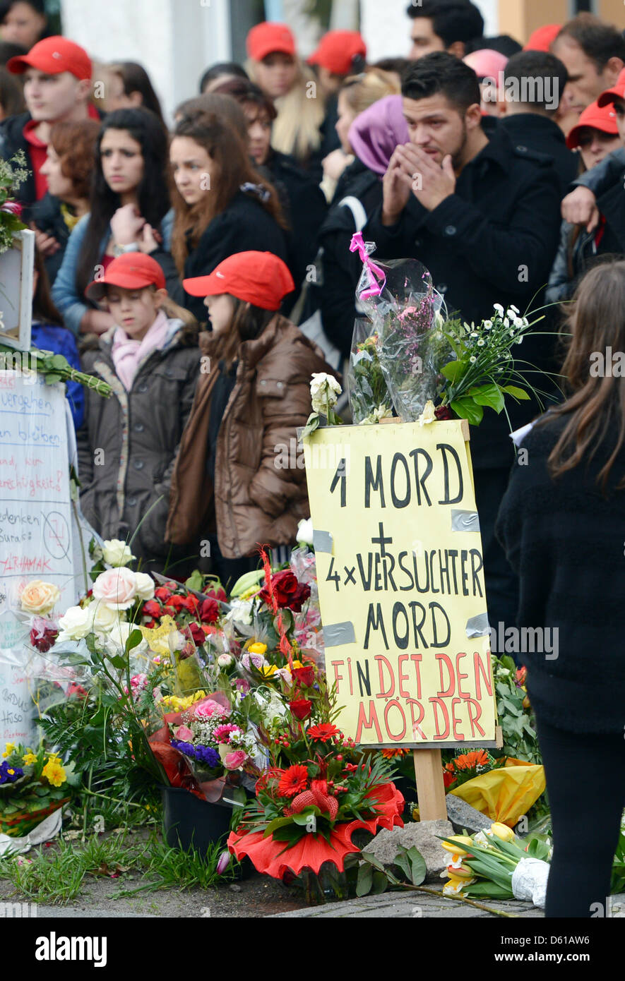 Numerose persone commemorare omicidio vittima Burak B. presso il sito di ripresa in Berlin dictrict di Neukoelln a Berlino, Germania, 12 aprile 2012. Una persona sconosciuta girato a cinque giovani uomini e ucciso uno di loro il 05 aprile 2012. Gli altri due sono stati feriti gravi. Foto: MAURIZIO GAMBARINI Foto Stock