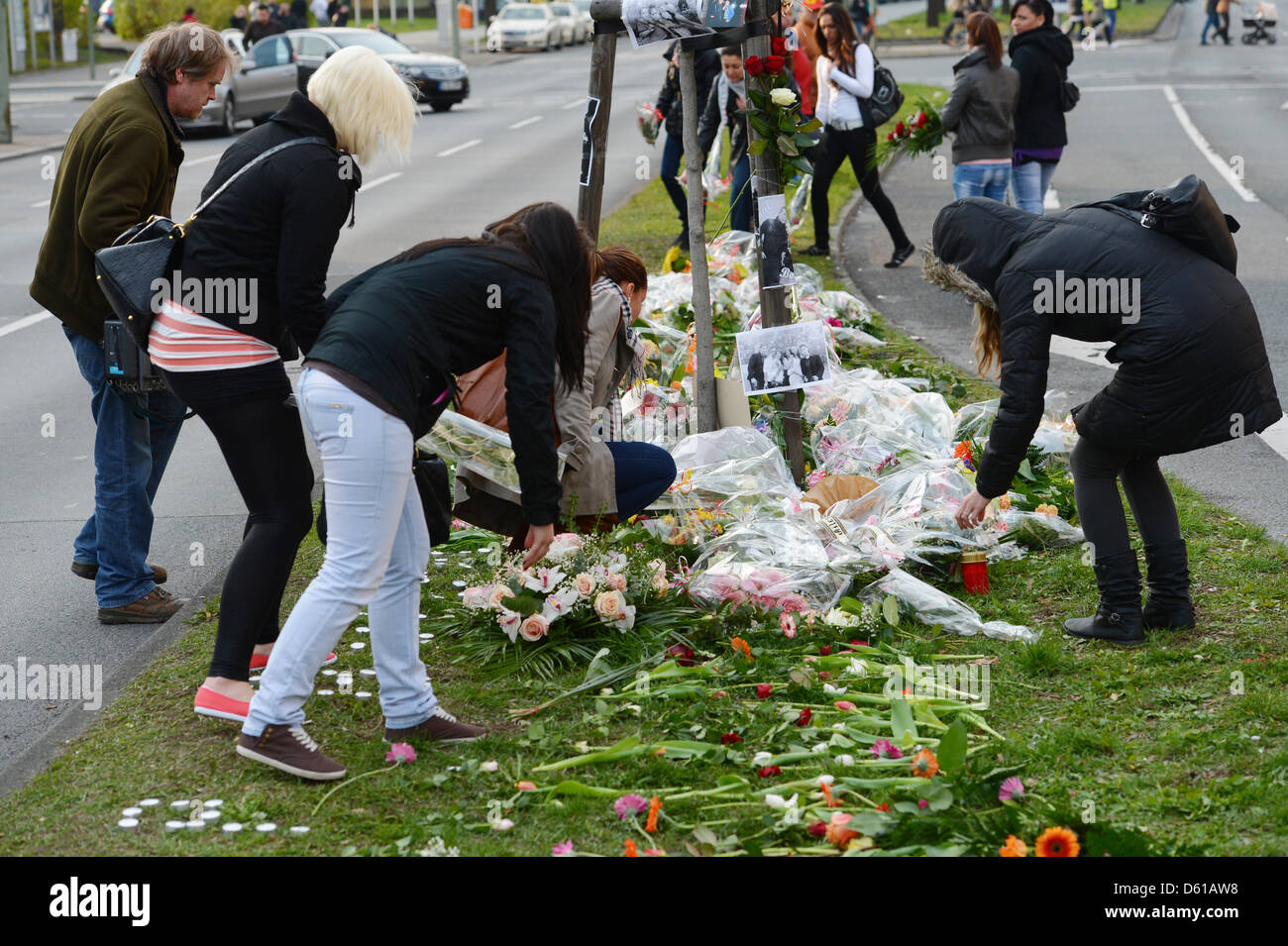 Numerose persone commemorare omicidio vittima Burak B. presso il sito di ripresa in Berlin dictrict di Neukoelln a Berlino, Germania, 12 aprile 2012. Una persona sconosciuta girato a cinque giovani uomini e ucciso uno di loro il 05 aprile 2012. Gli altri due sono stati feriti gravi. Foto: MAURIZIO GAMBARINI Foto Stock