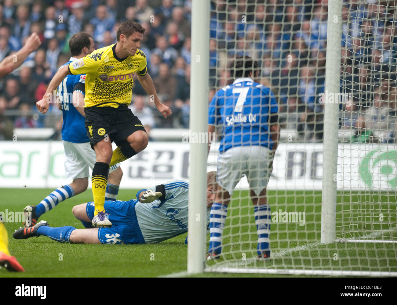 Dortmund di Sebastian KEHL (C) celebra il 2-1 obiettivo durante la Bundesliga soccer match tra FC Schalke 04 e Borussia Dortmund al Veltins Arena di Gelsenkirchen, Germania, 14 aprile 2012. Foto: BERND THISSEN (ATTENZIONE: embargo condizioni! Il DFL permette l'ulteriore utilizzazione delle immagini nella IPTV, servizi di telefonia mobile e altre nuove tecnologie non solo nelle pagine precedenti di tw Foto Stock