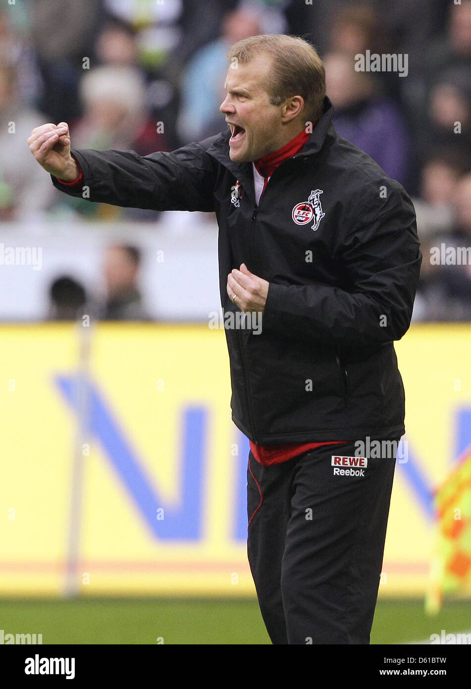 La Colonia allenatore Frank Schaefer gesti durante la Bundesliga tedesca match tra Borussia Moenchengladbach e 1. FC Colonia al Borussia-Park in Moenchengladbach, Germania, 15 aprile 2012. Foto: ROLAND WEIHRAUCH (ATTENZIONE: embargo condizioni! Il DFL permette l'ulteriore utilizzazione delle immagini nella IPTV, servizi di telefonia mobile e altre nuove tecnologie non solo in precedenza Foto Stock