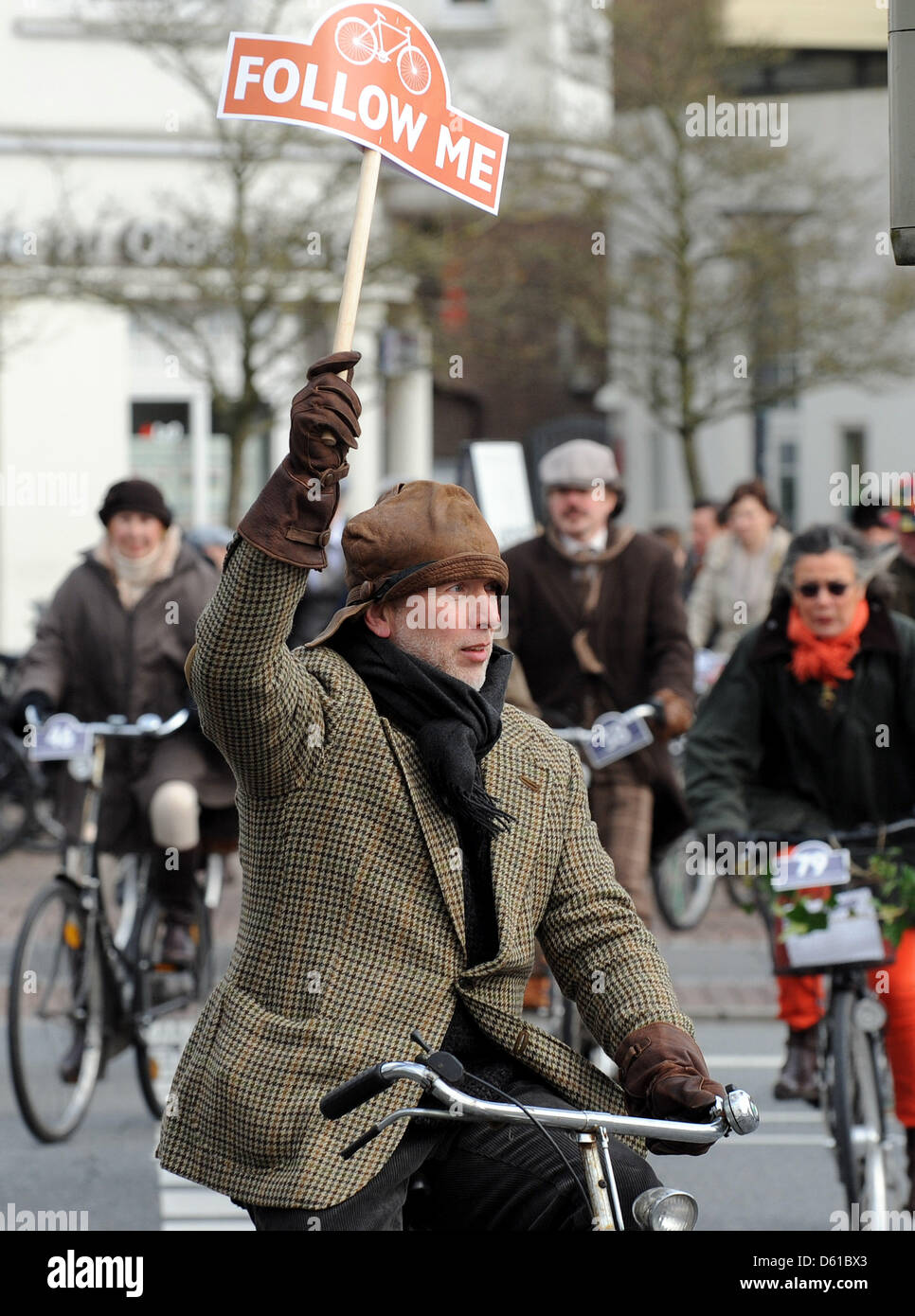 Uomini e donne abbigliate in tweed prendere parte alla cosiddetta Tweed Run nel centro cittadino di Oldenburg, Germania, 15 aprile 2012. La corsa in bicicletta si svolge il secondo tempo. Foto: INGO WAGNER Foto Stock