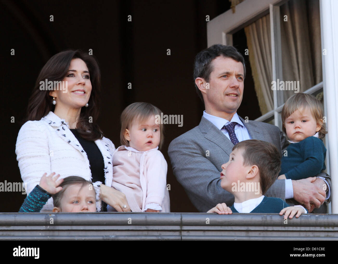 Danish Crown Princess Maria e il Principe ereditario Frederik stand con i loro bambini (L-R) Isabella, Giuseppina, cristiana e Vincent stand sul balcone del Palazzo Amalienborg per celebrare la 72compleanno della Regina Margrethe a Copenhagen, in Danimarca, il 16 aprile 2012. Foto: Patrick van Katwijk PAESI BASSI FUORI Foto Stock