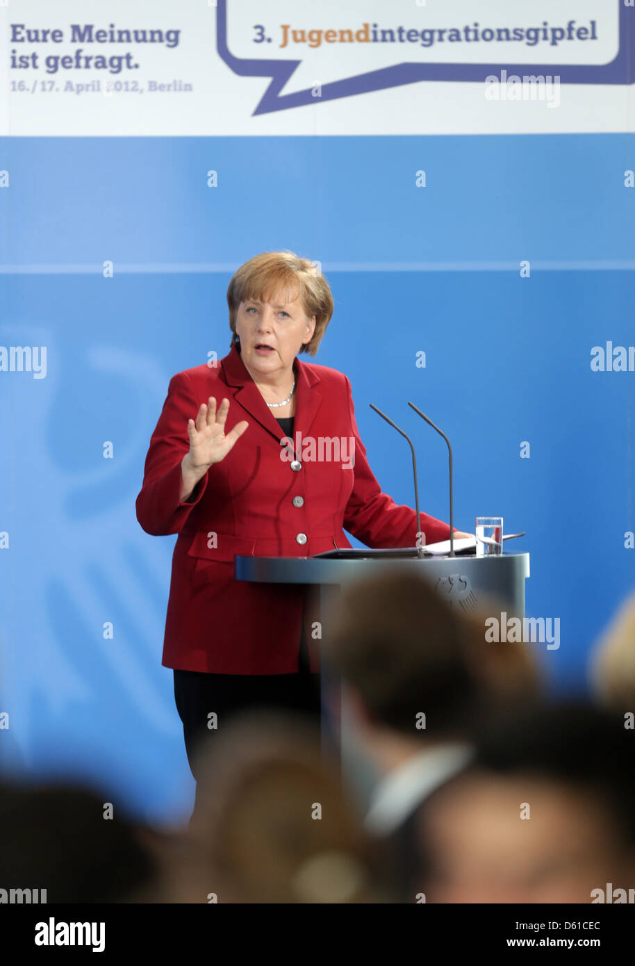 Il cancelliere tedesco Angela Merkel assiste la terza integrazione di giovani vertice sull'integrazione sociale degli immigrati e di terze bambini presso la cancelleria di Berlino, Germania, 16 aprile 2012. Foto: KAY NIETFELD Foto Stock