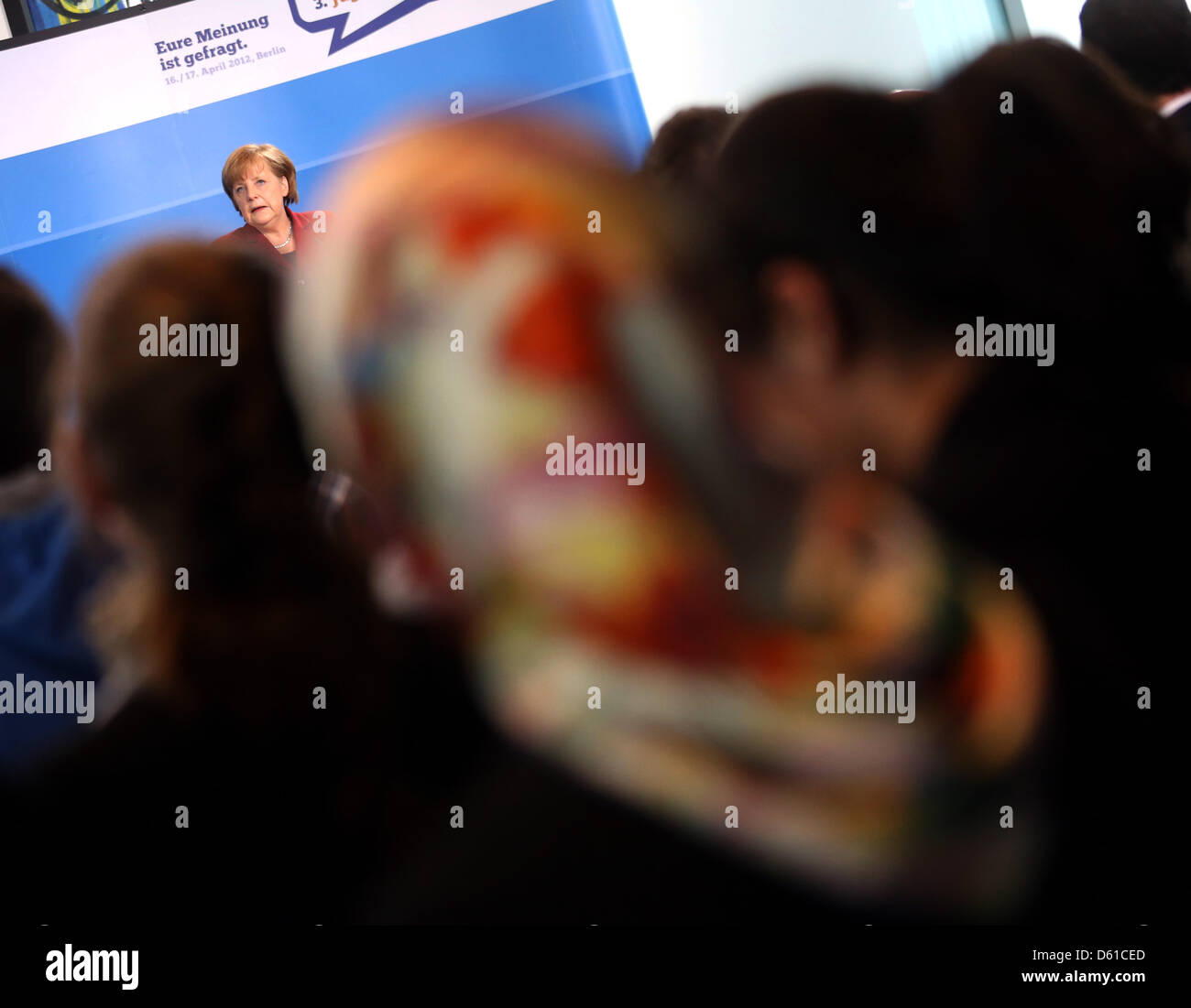 Il cancelliere tedesco Angela Merkel assiste la terza integrazione di giovani vertice sull'integrazione sociale degli immigrati e di terze bambini presso la cancelleria di Berlino, Germania, 16 aprile 2012. Foto: KAY NIETFELD Foto Stock