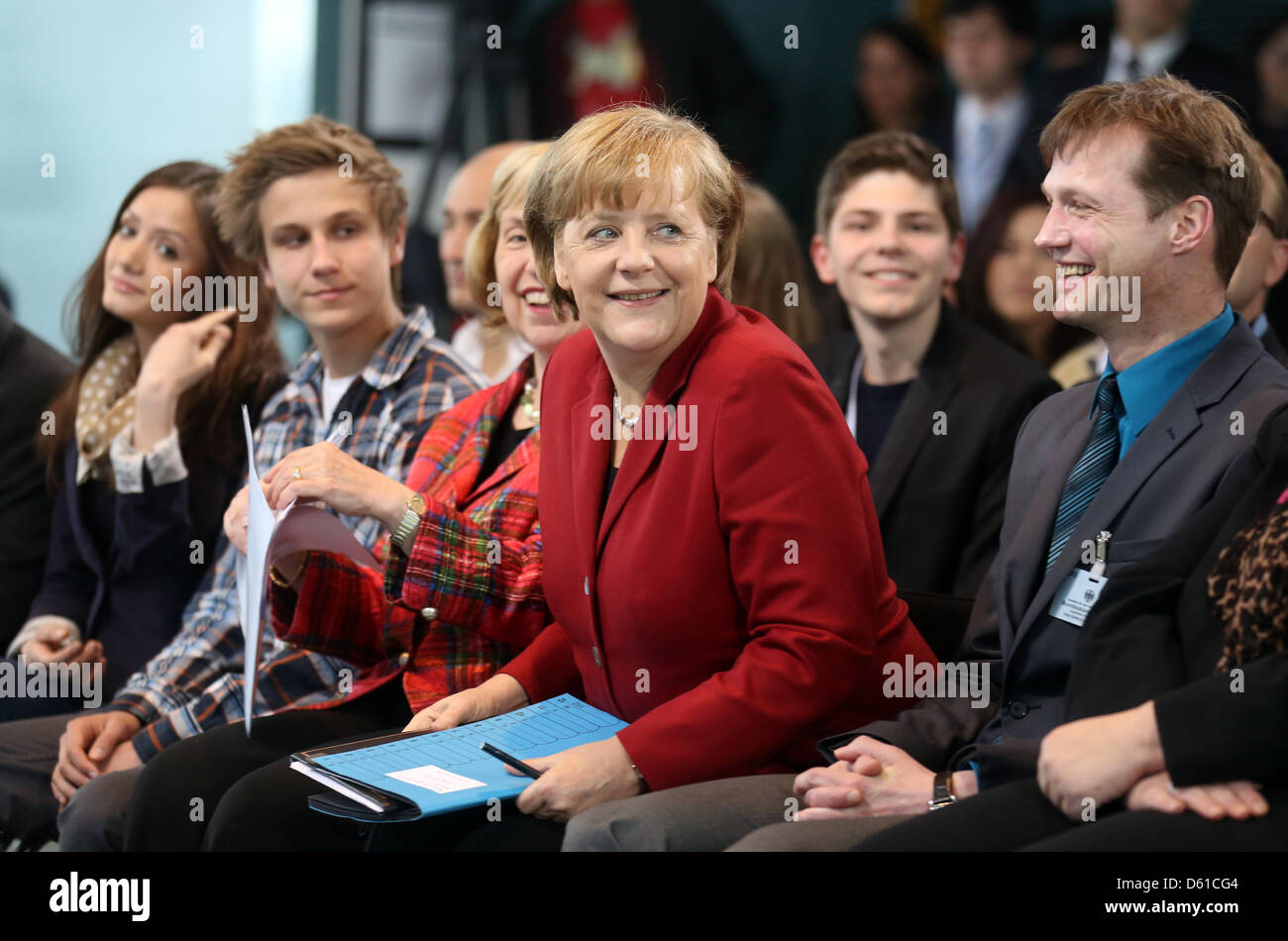 Il cancelliere tedesco Angela Merkel (2-R) assiste la terza integrazione di giovani vertice sull'integrazione sociale degli immigrati e di terze bambini presso la cancelleria di Berlino, Germania, 16 aprile 2012. Foto: KAY NIETFELD Foto Stock