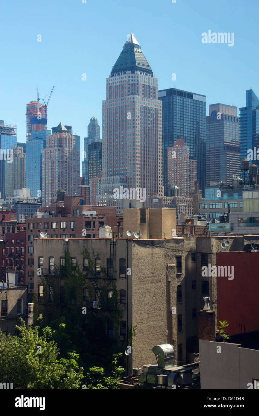 Skyline della città di New York, in zona Midtown Manhattan luccicante al sole come visto dalla Hell's Kitchen. Foto Stock