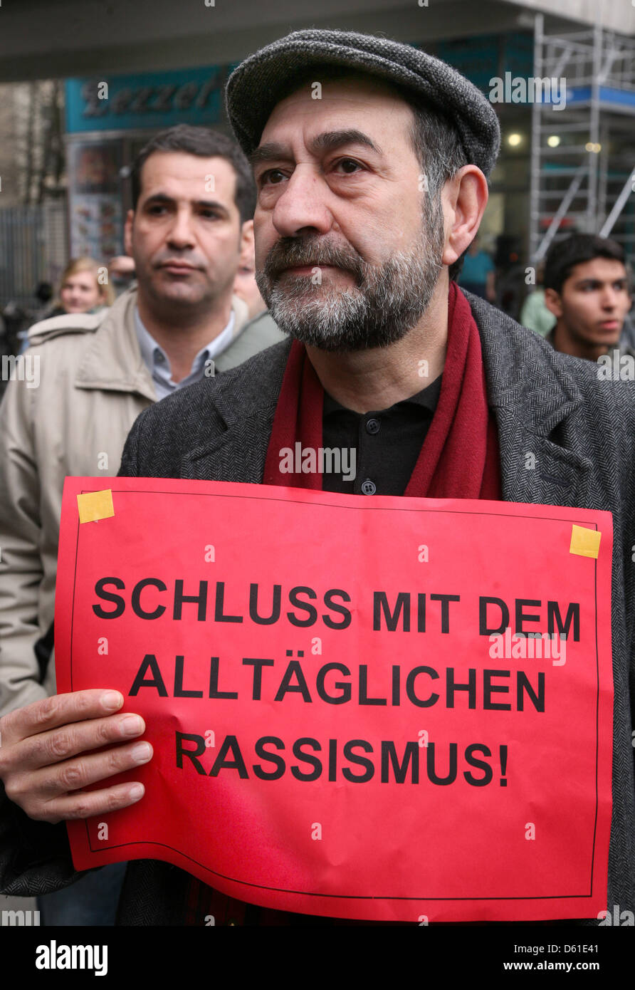 La fine del razzismo quotidiano è scritto su un cartello tenuto da un uomo in zona Kreuzberg di Berlino, Germania, 21 marzo 2012. A poche centinaia di persone hanno manifestato contro il razzismo e la xenofobia per la Giornata internazionale contro il razzismo a Berlino. Foto: STEPHANIE PILICK Foto Stock