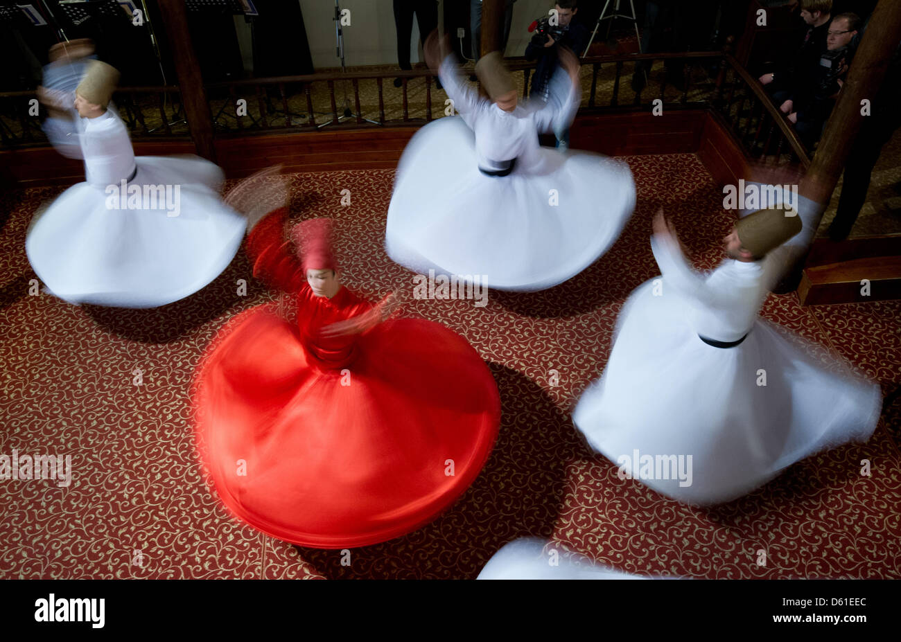 Premier di Hesse Volker Bouffier (CDU, non mostrato) e la sua delegazione guarda un tradizionale 'danza del darvisc' a Bursa, Turchia, 17 aprile 2012. La regione turca di Bursa con la sua capitale dello stesso nome è una regione partner dello stato tedesco Hesse. Il 'Danza del darvisc' è uno dei punti salienti della visita. Foto: Boris Roessler Foto Stock