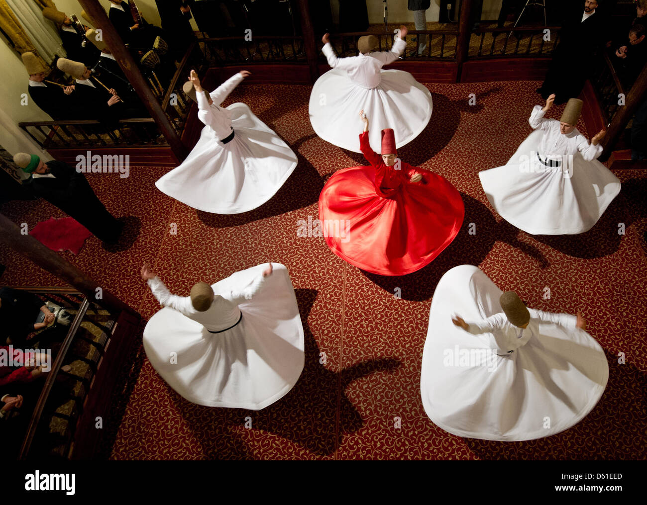 Premier di Hesse Volker Bouffier (CDU, non mostrato) e la sua delegazione guarda un tradizionale 'danza del darvisc' a Bursa, Turchia, 17 aprile 2012. La regione turca di Bursa con la sua capitale dello stesso nome è una regione partner dello stato tedesco Hesse. Il 'Danza del darvisc' è uno dei punti salienti della visita. Foto: Boris Roessler Foto Stock