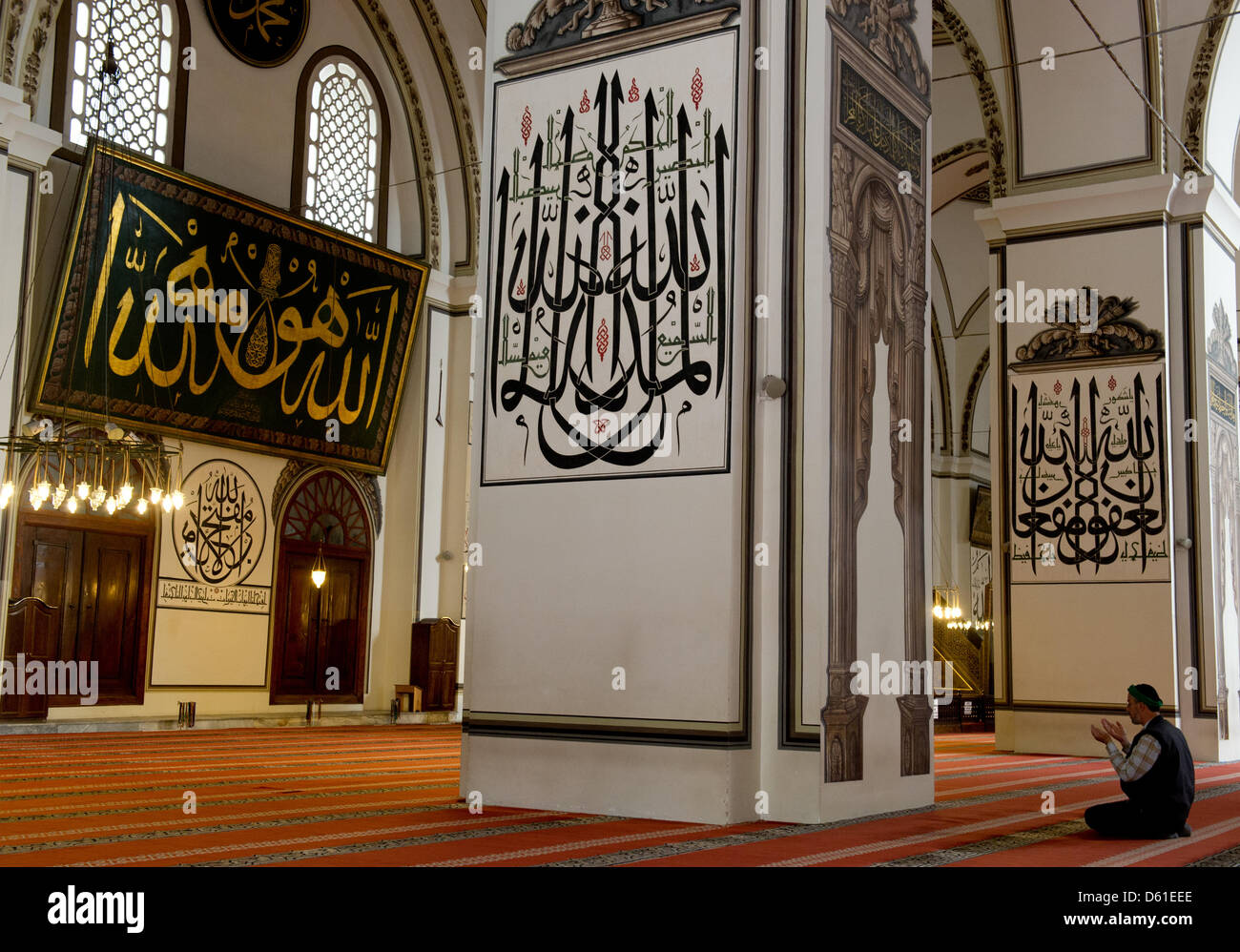 Un uomo che prega in una moschea di Bursa, Turchia, 17 aprile 2012. Premier di Hesse Bouffier (CDU) visite Bursa come parte di una visita in Turchia. La regione turca di Bursa con la sua capitale dello stesso nome è una regione partner dello stato tedesco Hesse. Foto: Boris Roessler Foto Stock