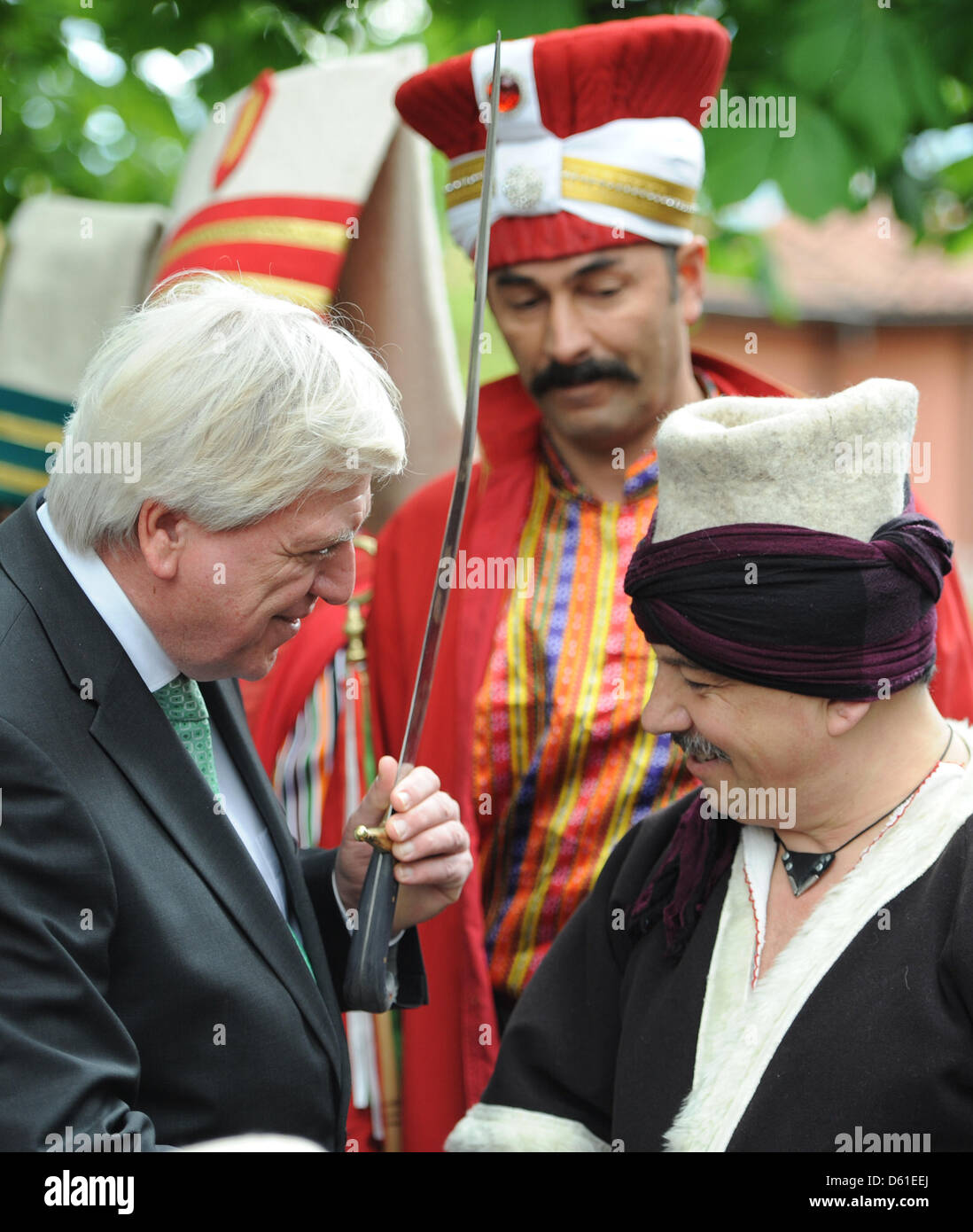 Premier di Hesse Volker Bouffier (CDU, L) sorge accanto a un ottomano sabre ballerino in Bursa, Turchia, 17 aprile 2012. Visite Bouffier Bursa come parte di una visita in Turchia. La regione turca di Bursa con la sua capitale dello stesso nome è una regione partner dello stato tedesco Hesse. Foto: Boris Roessler Foto Stock