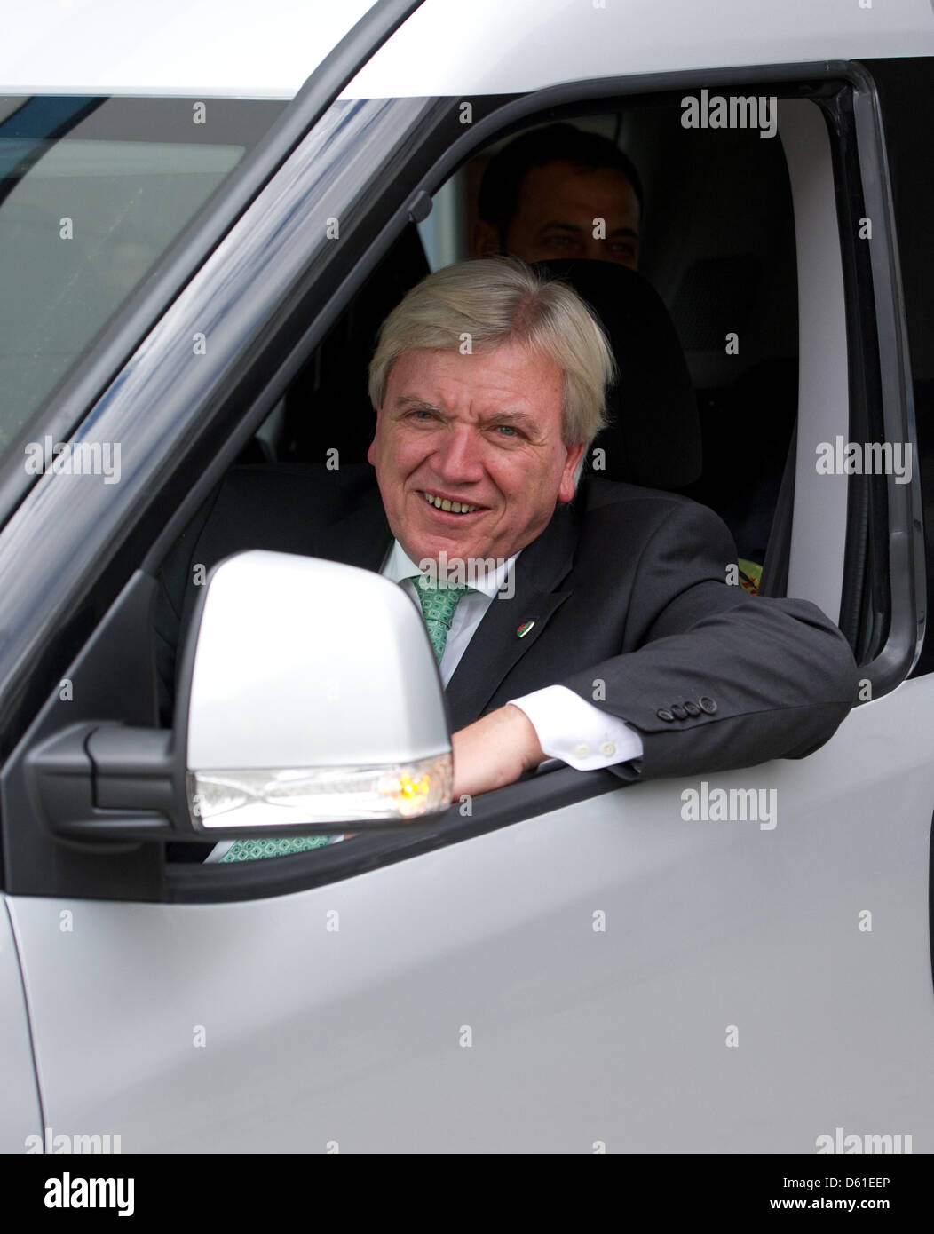 Premier di Hesse Volker Bouffier (CDU) aziona un Opel Combo durante una visita degli impianti di un produttore di automobili Tofas a Bursa, Turchia, 17 aprile 2012. Visite Bouffier Bursa come parte di una visita in Turchia. La regione turca di Bursa con la sua capitale dello stesso nome è una regione partner dello stato tedesco Hesse. Foto: Boris Roessler Foto Stock