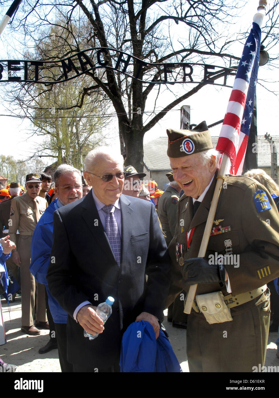 Ceco nato superstite dell' Olocausto Irving Roth (L) e noi veterano Federico Carrier (R, con noi bandiera) prendere parte al 'Marco della vita" presso la porta principale della ex Germania Nazista di morte camp Auschwitz, in Oświęcim, Polonia, 19 aprile 2012. Diverse migliaia di persone stanno prendendo parte all'annuale olocausto-commemorando 'Marco della vita" sul sito del tempo di guerra nazista di morte camp Auschwit Foto Stock