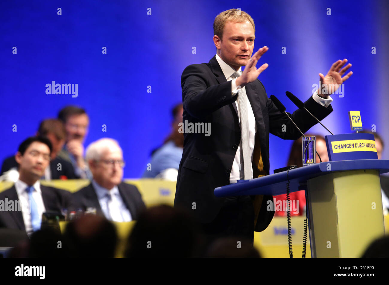 Parte superiore del candidato del PLR alle elezioni di stato nella Renania settentrionale-Vestfalia Christian Lindner parla al federale conferenza di partito della FDP di Karlsruhe in Germania, 21 aprile 2012. I delegati discuteranno la parte fondamentale del programma per due giorni. Foto: Michael Kappeler Foto Stock