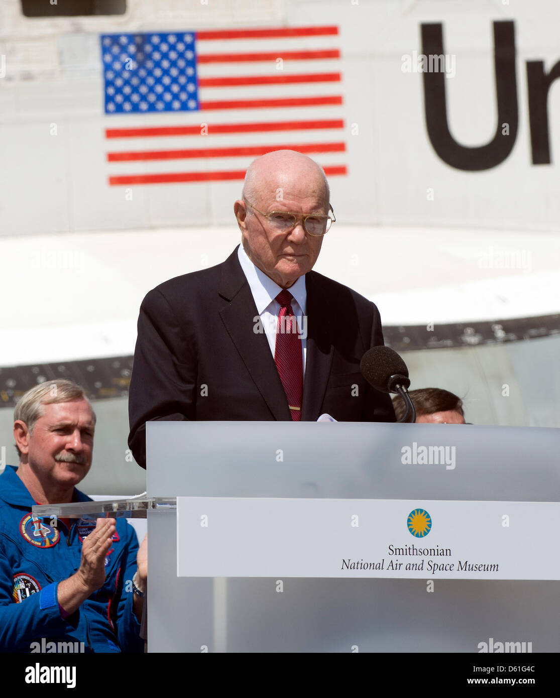 Ex Stati Uniti il senatore John H. Glenn rende commento alla cerimonia in cui lo Space Shuttle Discovery verrà firmato sopra per sostituire lo Space Shuttle Enterprise allo Smithsonian Institution di Steven F. Udvar-Hazy Center di Chantilly, Virginia giovedì, 19 aprile 2012. .Credito: Ron Sachs / CNP..(restrizione: NO New York o New Jersey quotidiani o giornali all'interno di un 75 m Foto Stock