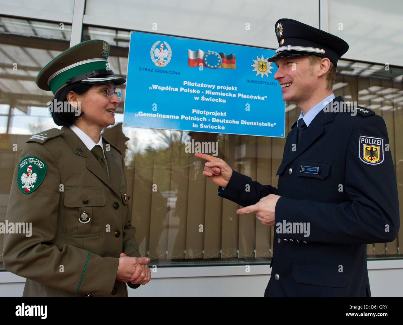 Il polacco di guardia di frontiera Grandi Elzbieta Cuzytek e Ispettore Capo della Polizia Federale Jens Schobranski talk durante l'apertura ufficiale del Dipartimento misto polacca della guardia di frontiera e la polizia tedesca in Swiecko, Polonia, 23 aprile 2012. Successivamente i ministri si sono incontrati a Francoforte (Oder) per parlare di lotta contro la criminalità transfrontaliera. Foto: PATRICK PLEUL Foto Stock